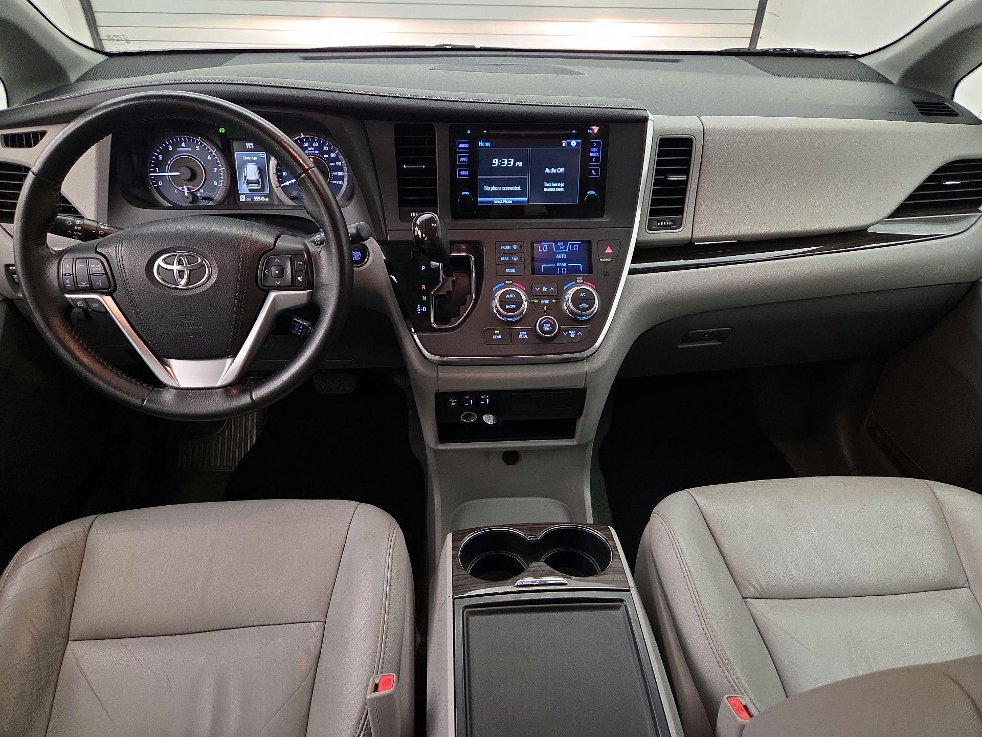 Thumbnail: 2016 Toyota Sienna - 9