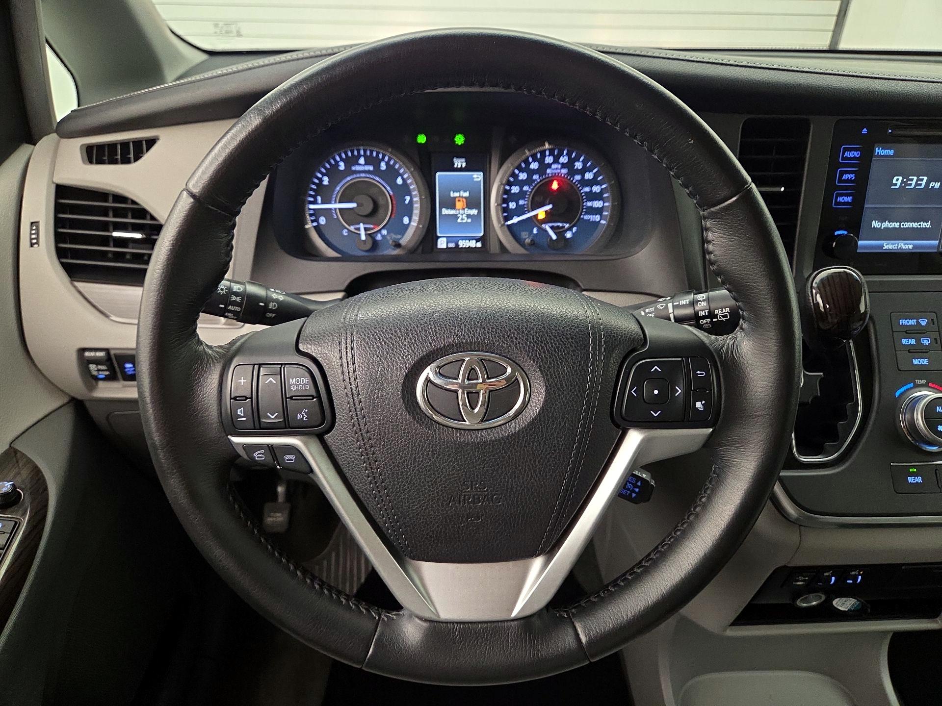 Thumbnail: 2016 Toyota Sienna - 10