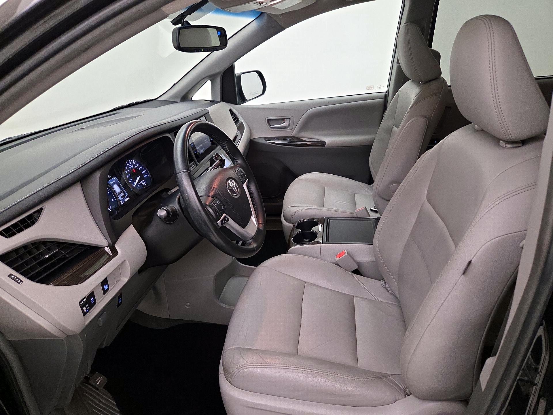 Thumbnail: 2016 Toyota Sienna - 11