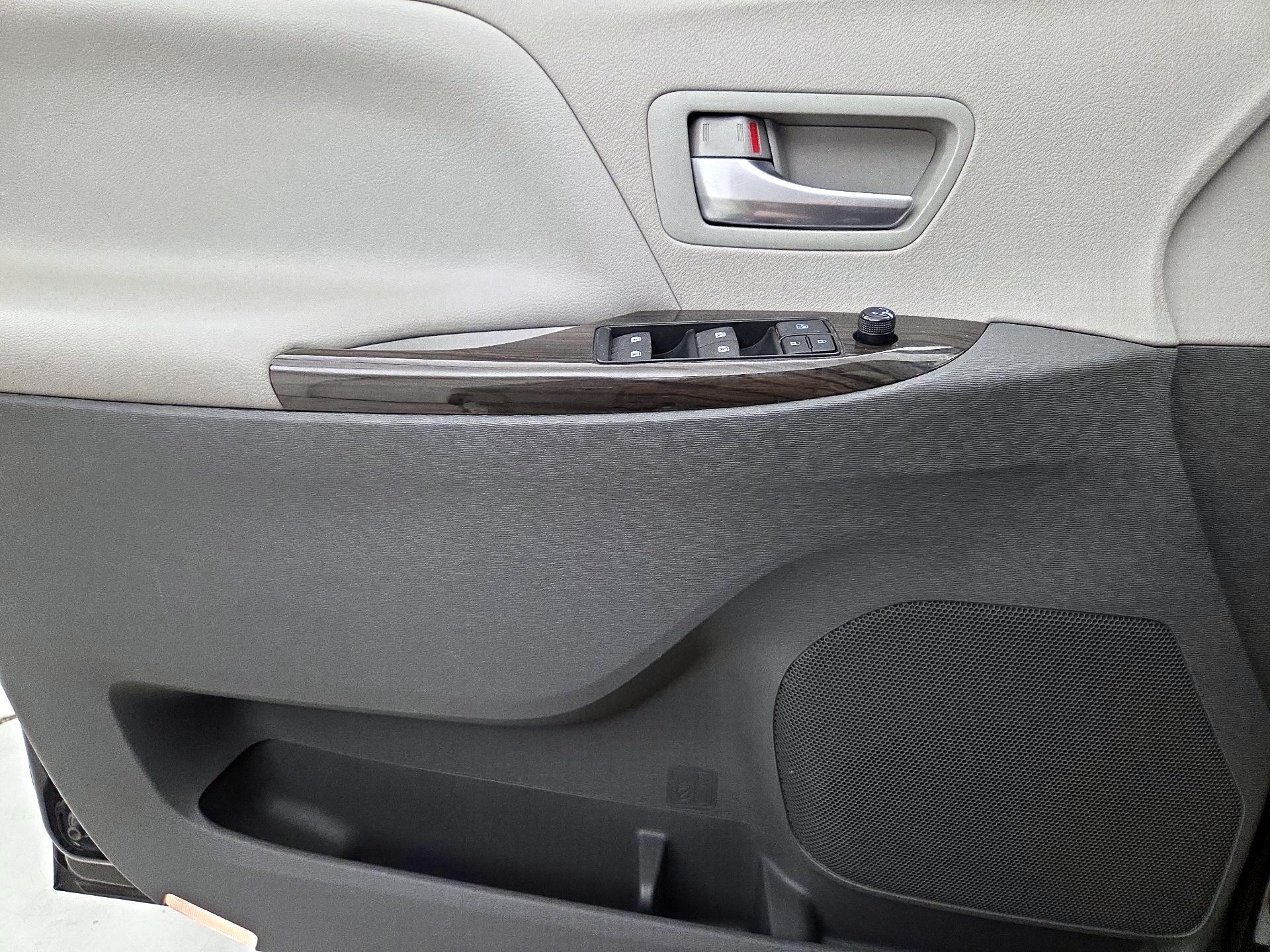 Thumbnail: 2016 Toyota Sienna - 12