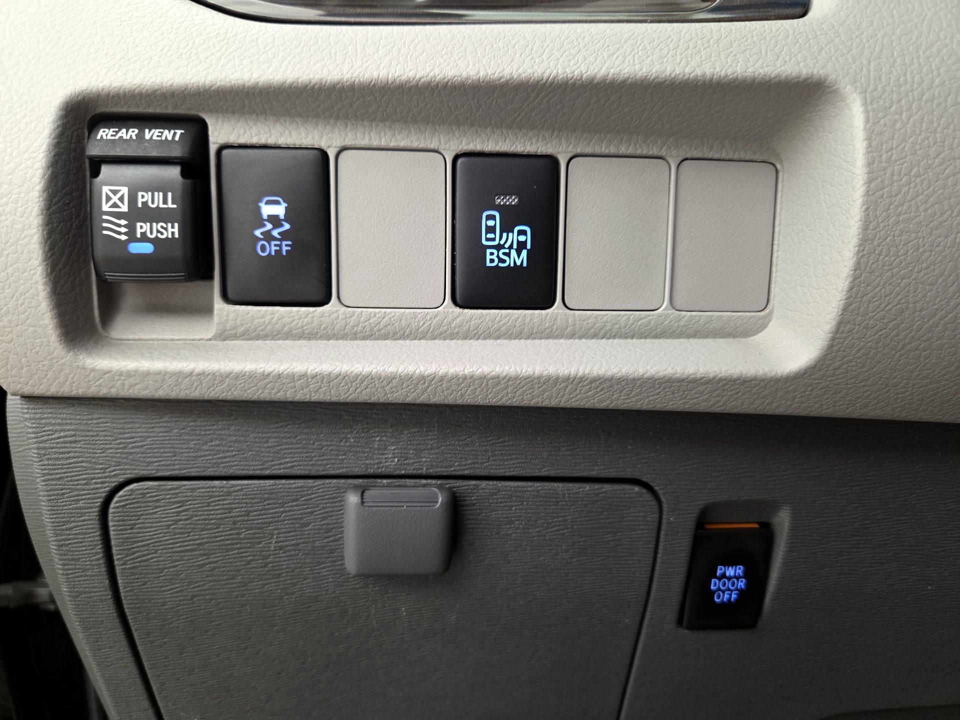 Thumbnail: 2016 Toyota Sienna - 13