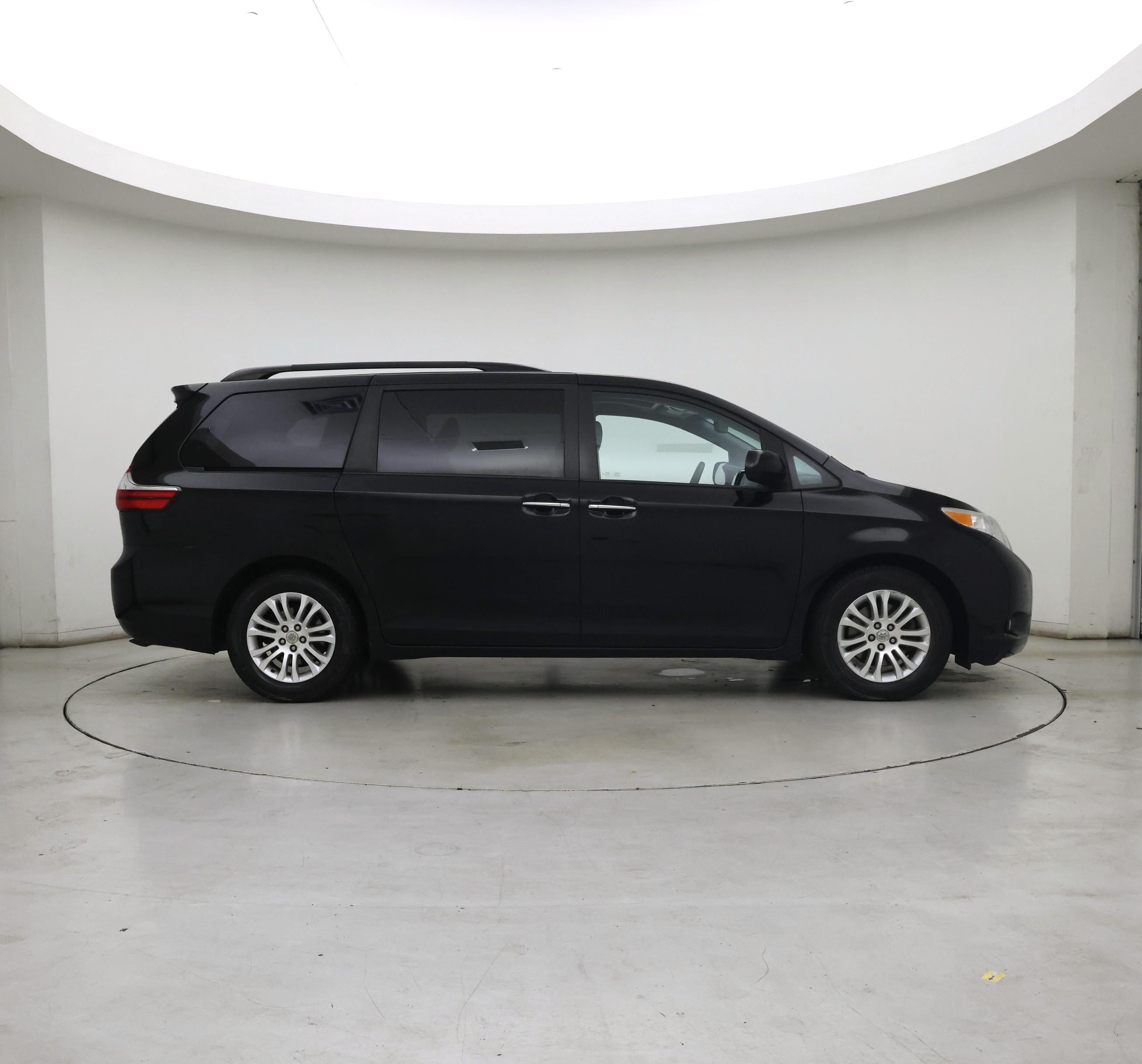 Thumbnail: 2016 Toyota Sienna - 7