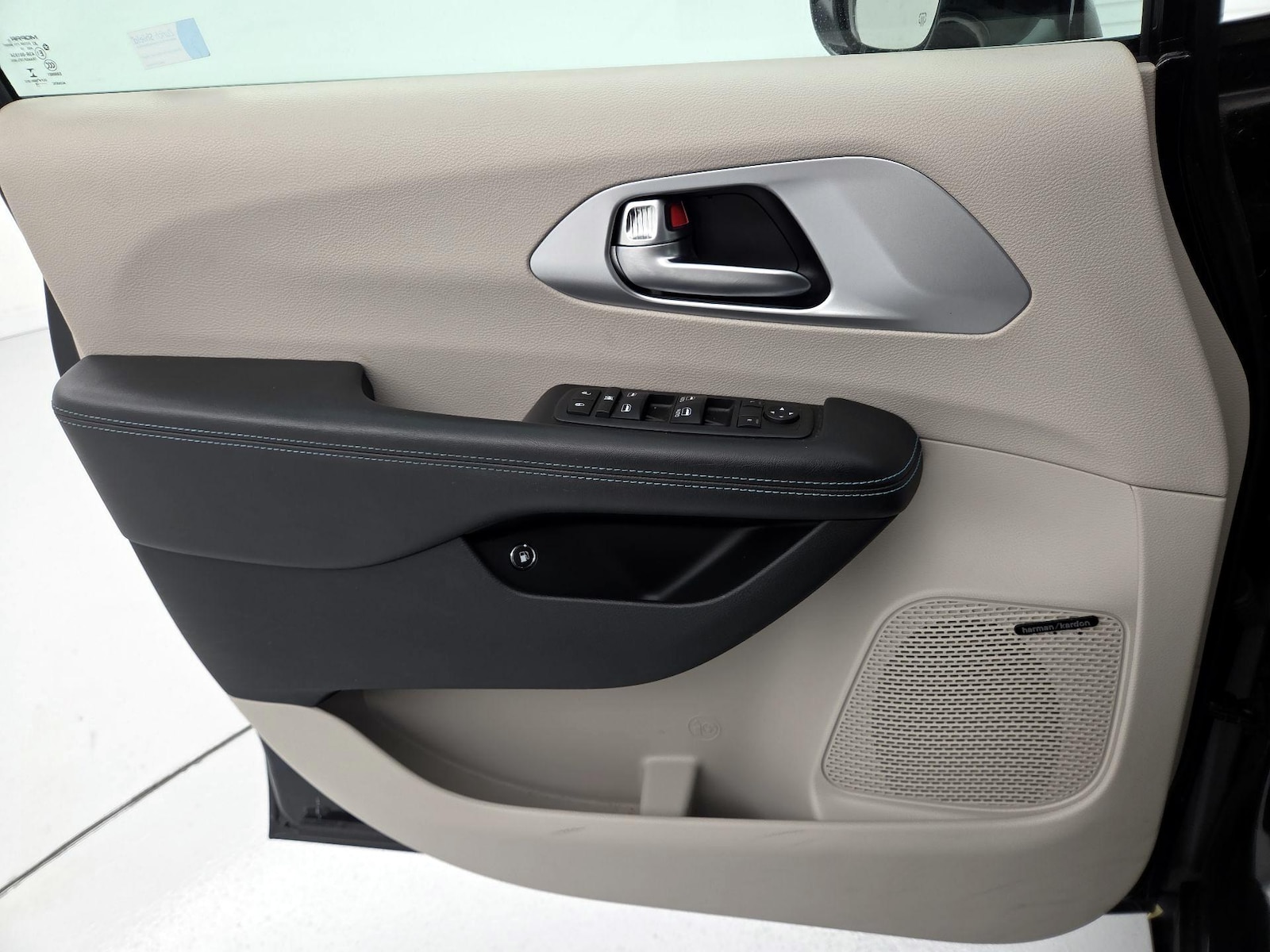 2018 Chrysler Pacifica Hybrid Limited - Photo 13