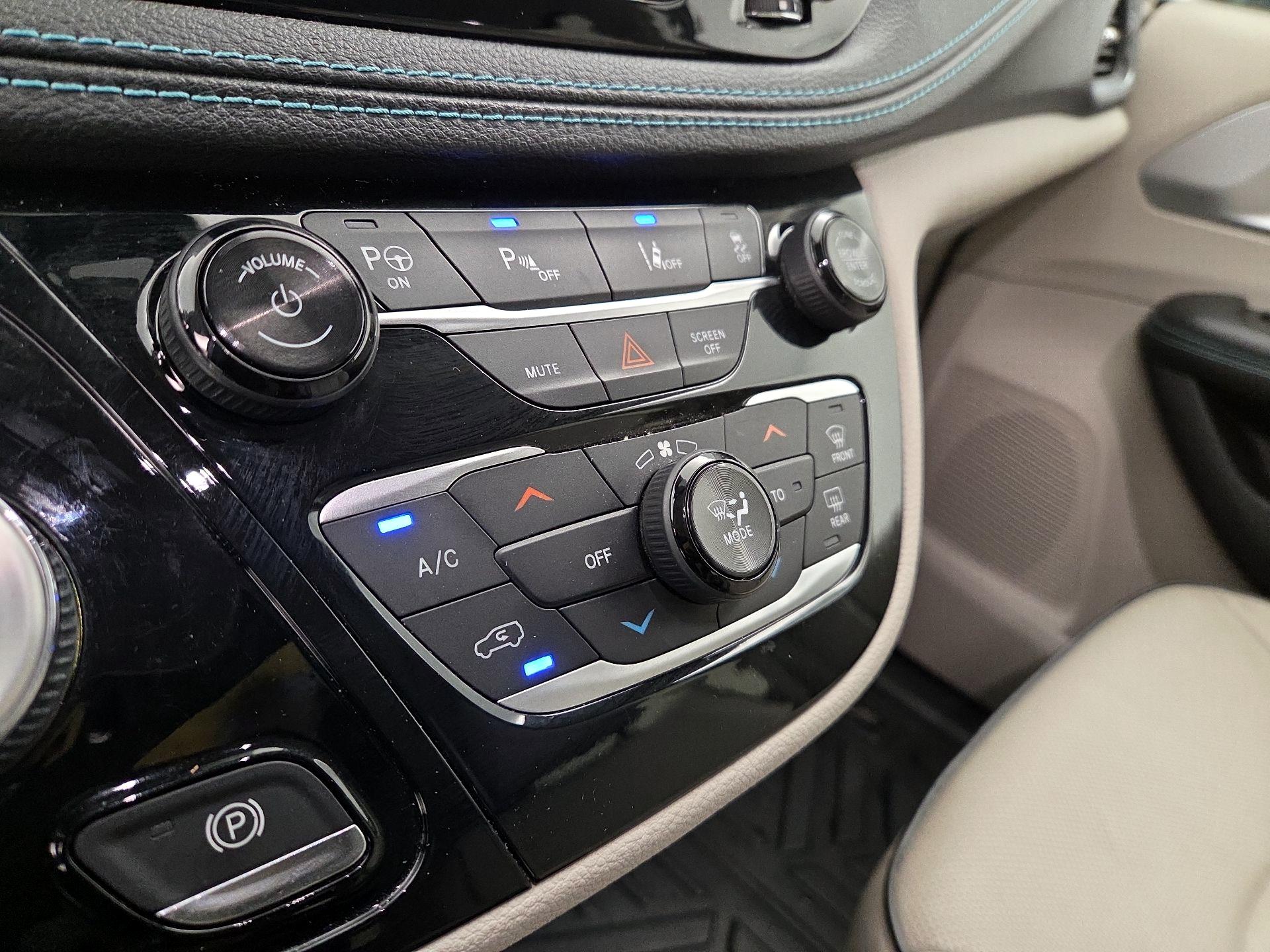 Thumbnail: 2018 Chrysler Pacifica - 17
