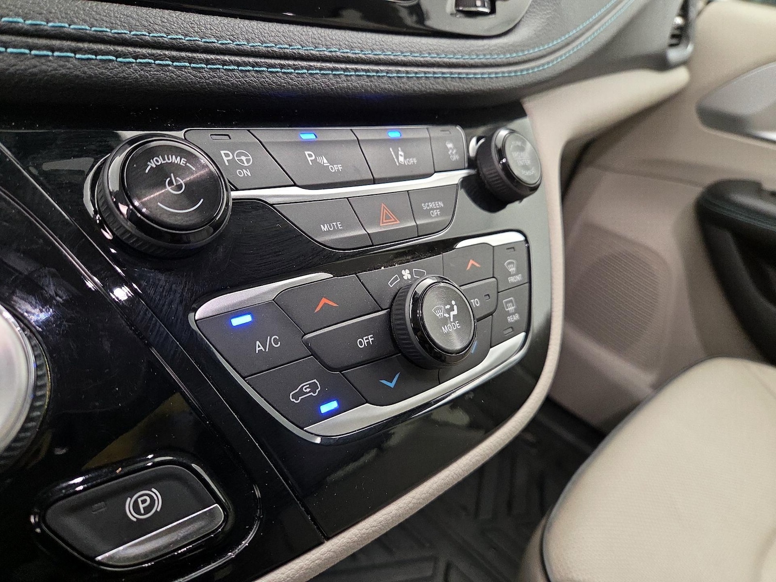 2018 Chrysler Pacifica Hybrid Limited - Photo 18