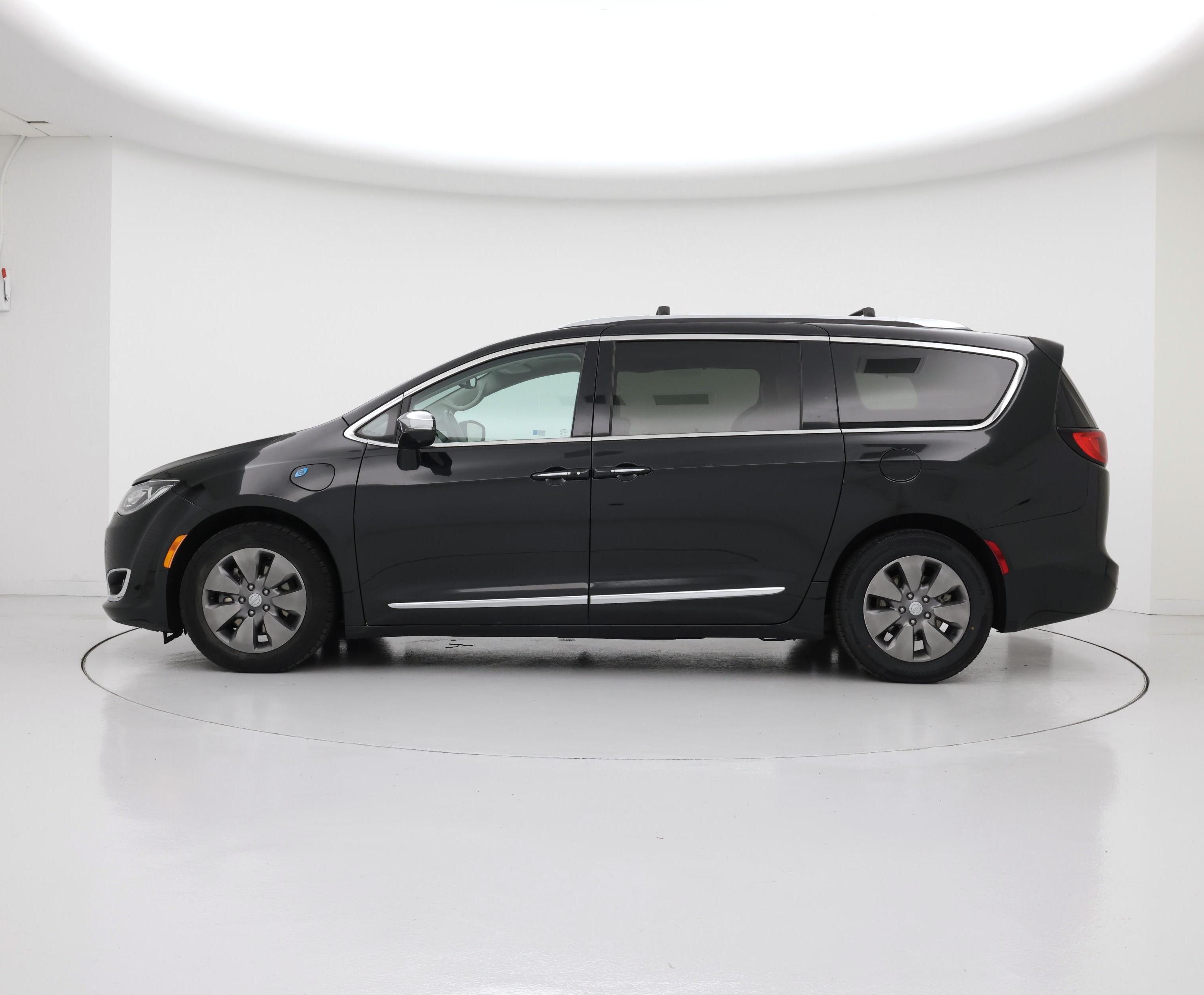 Thumbnail: 2018 Chrysler Pacifica - 3