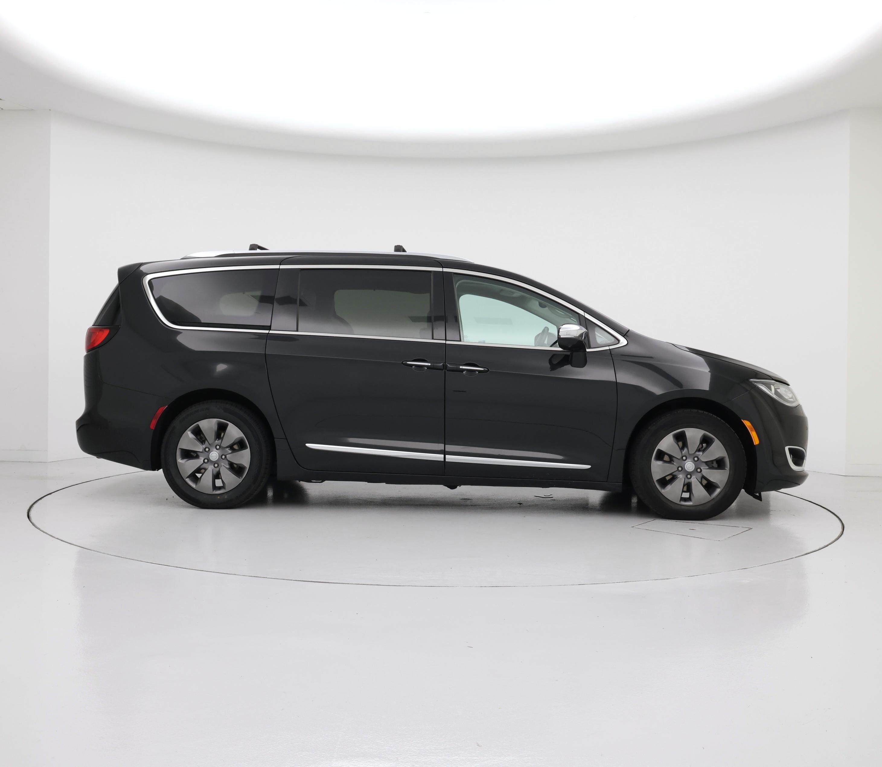 Thumbnail: 2018 Chrysler Pacifica - 7