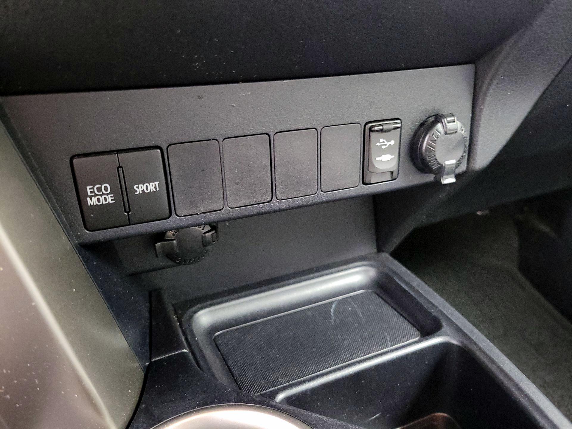 Thumbnail: 2015 Toyota RAV4 - 18