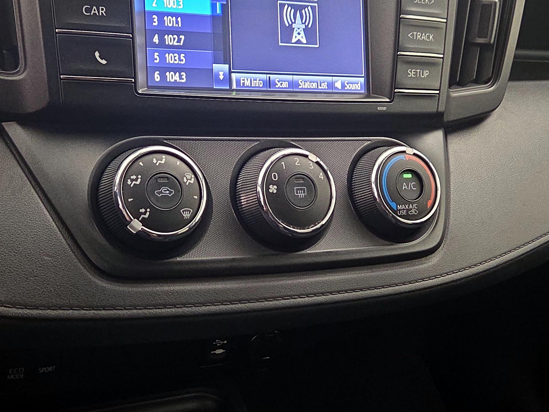 Thumbnail: 2016 Toyota RAV4 - 16