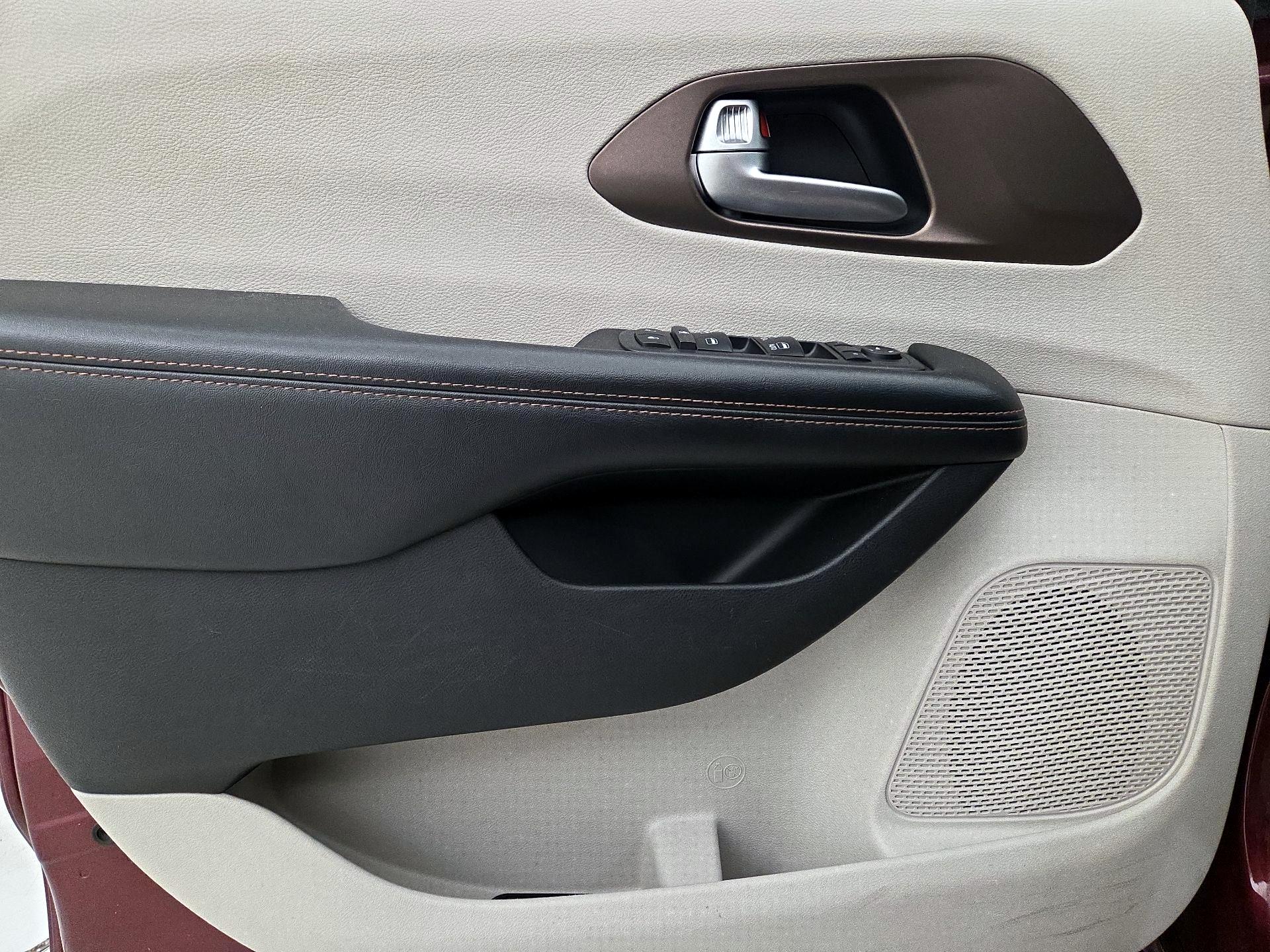 Thumbnail: 2019 Chrysler Pacifica - 12