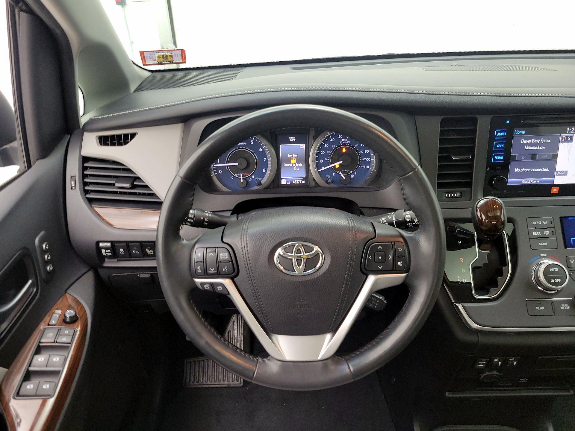 Thumbnail: 2017 Toyota Sienna - 10