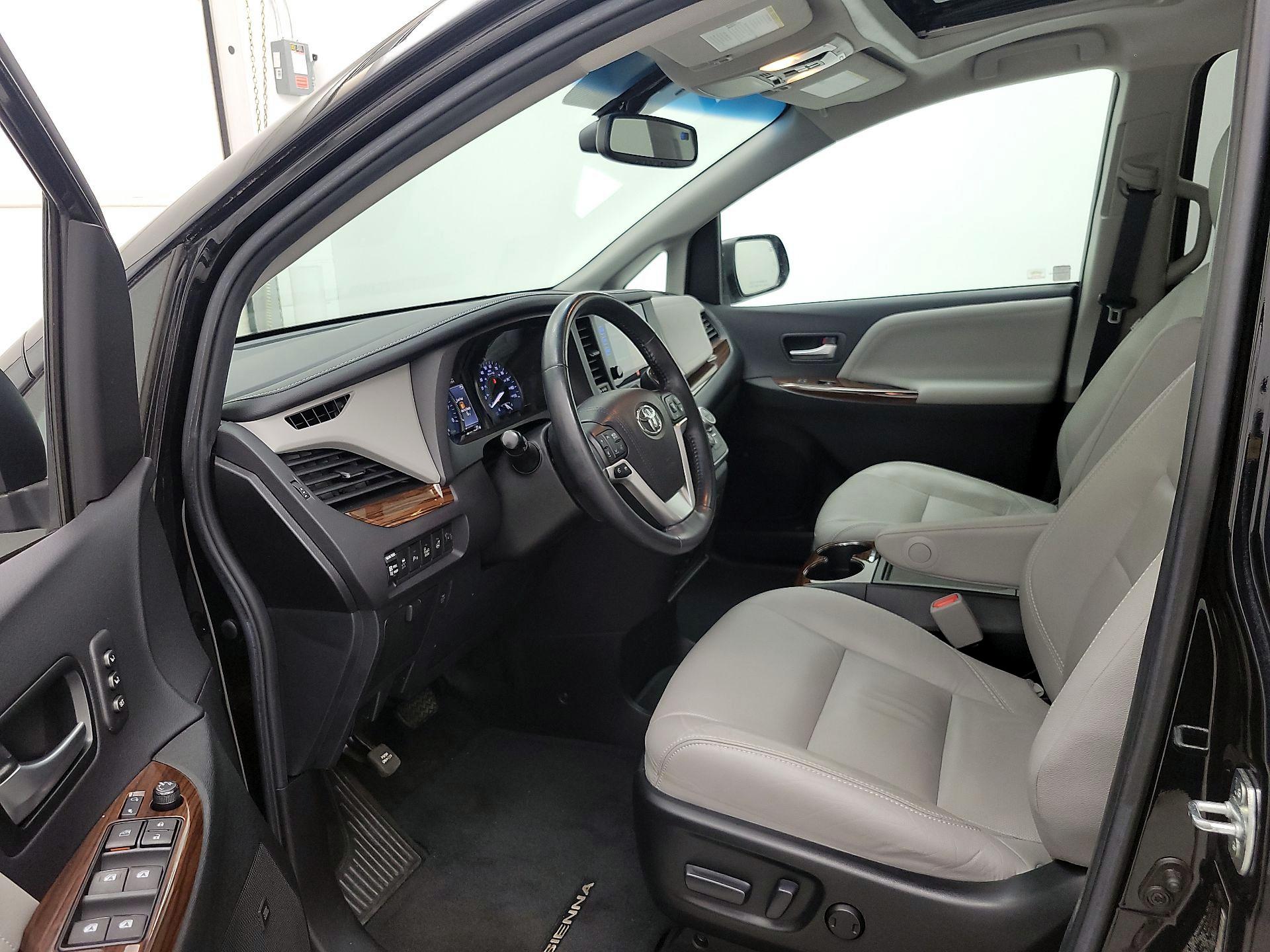 Thumbnail: 2017 Toyota Sienna - 11