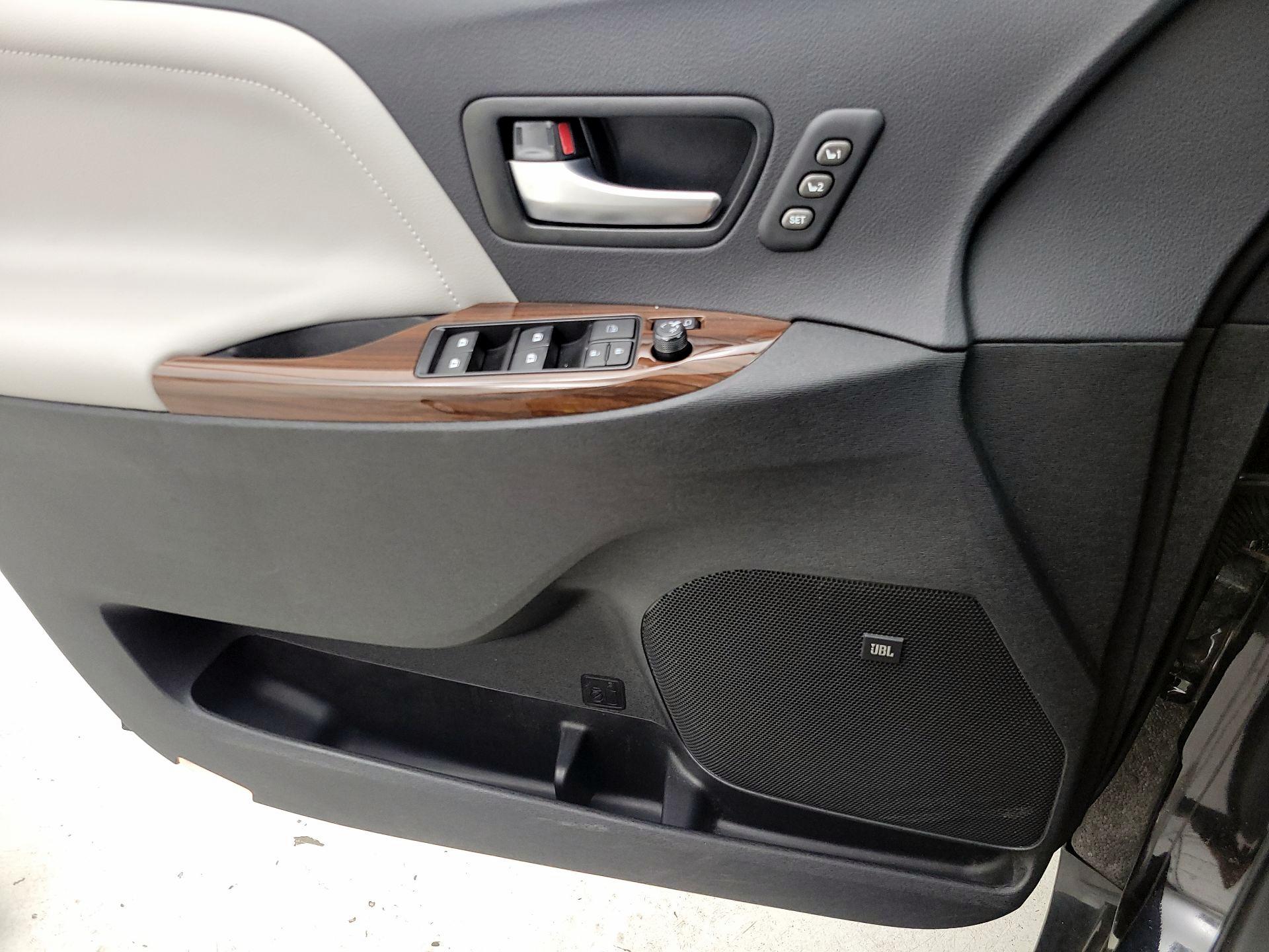 Thumbnail: 2017 Toyota Sienna - 12
