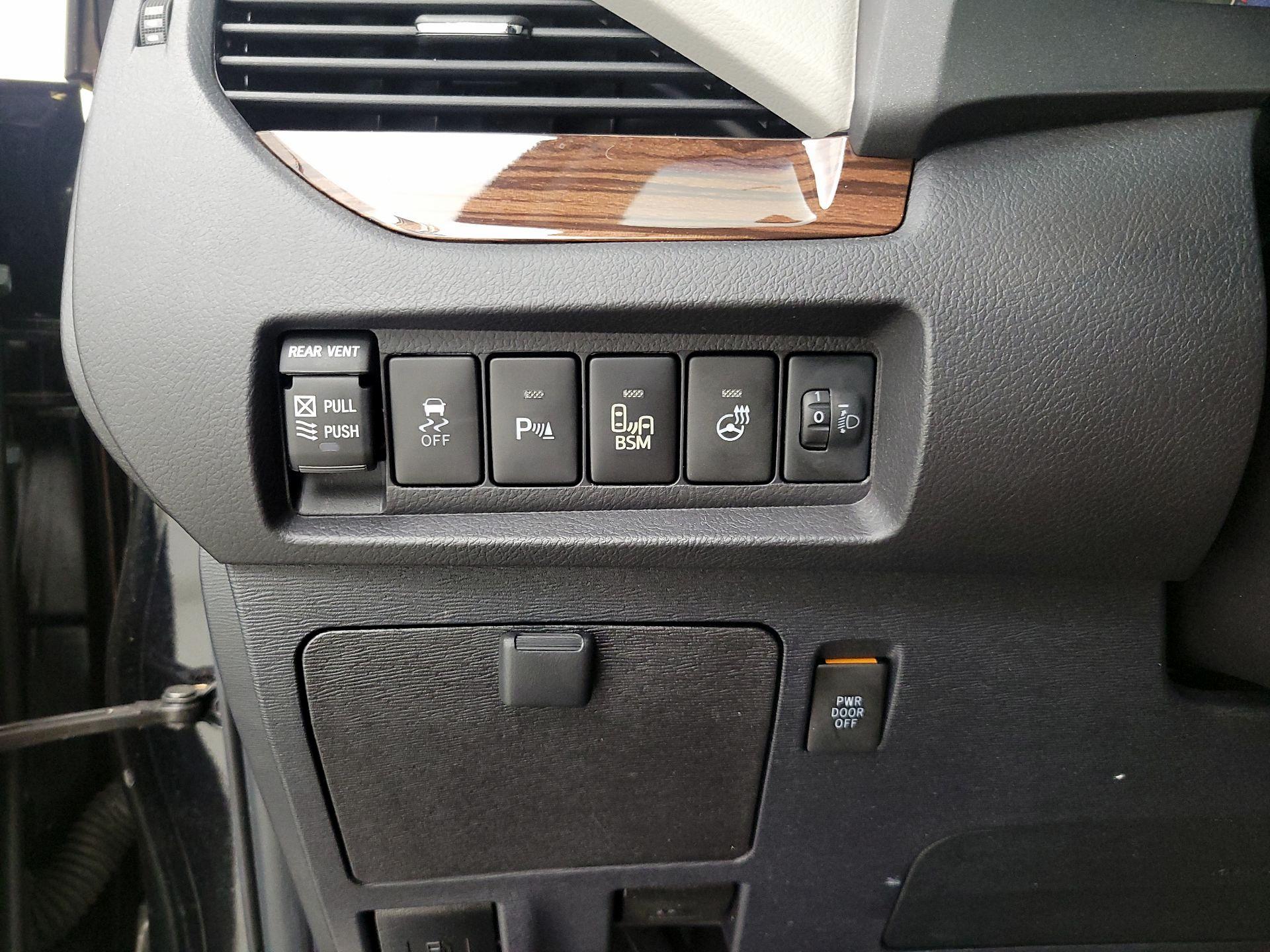 Thumbnail: 2017 Toyota Sienna - 13