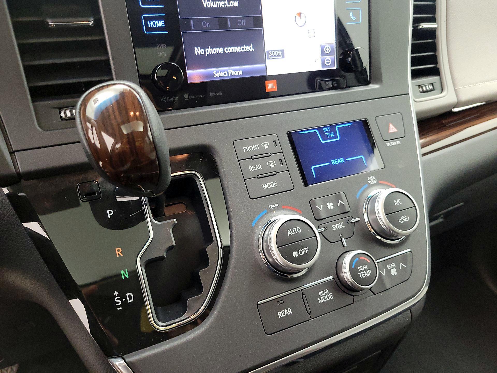 Thumbnail: 2017 Toyota Sienna - 17