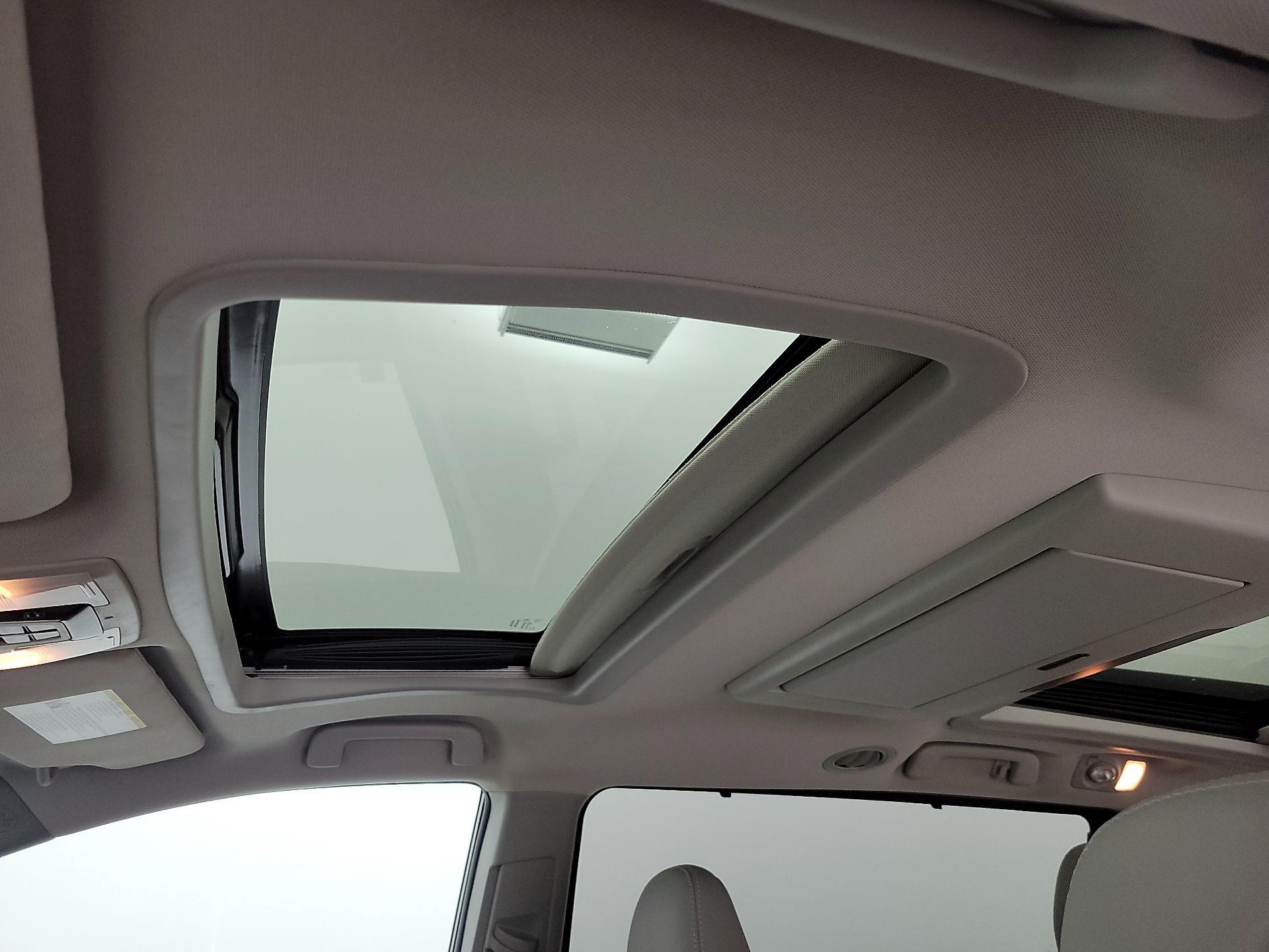 Thumbnail: 2017 Toyota Sienna - 19