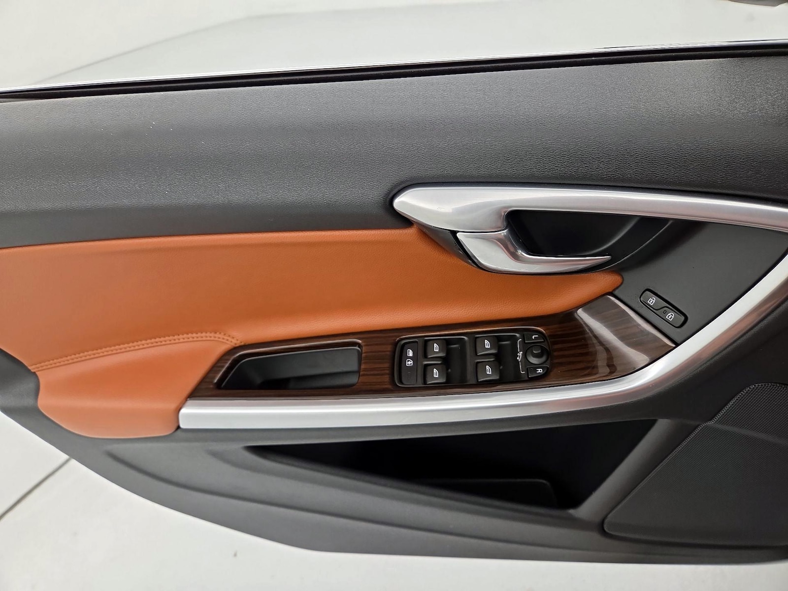 2016 Volvo V60 Platinum - Photo 13