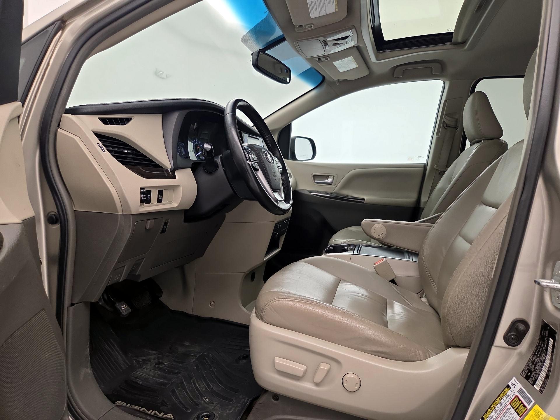Thumbnail: 2017 Toyota Sienna - 11