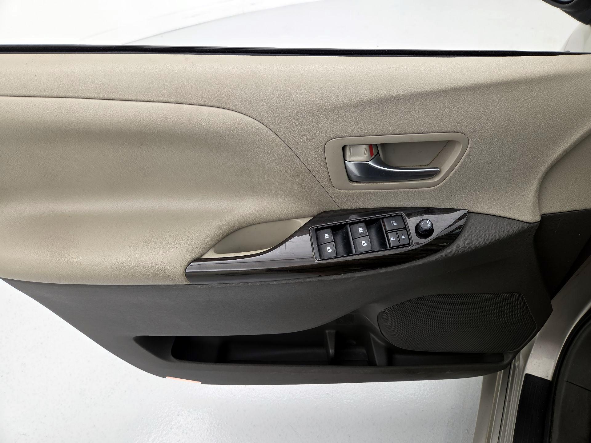 Thumbnail: 2017 Toyota Sienna - 12