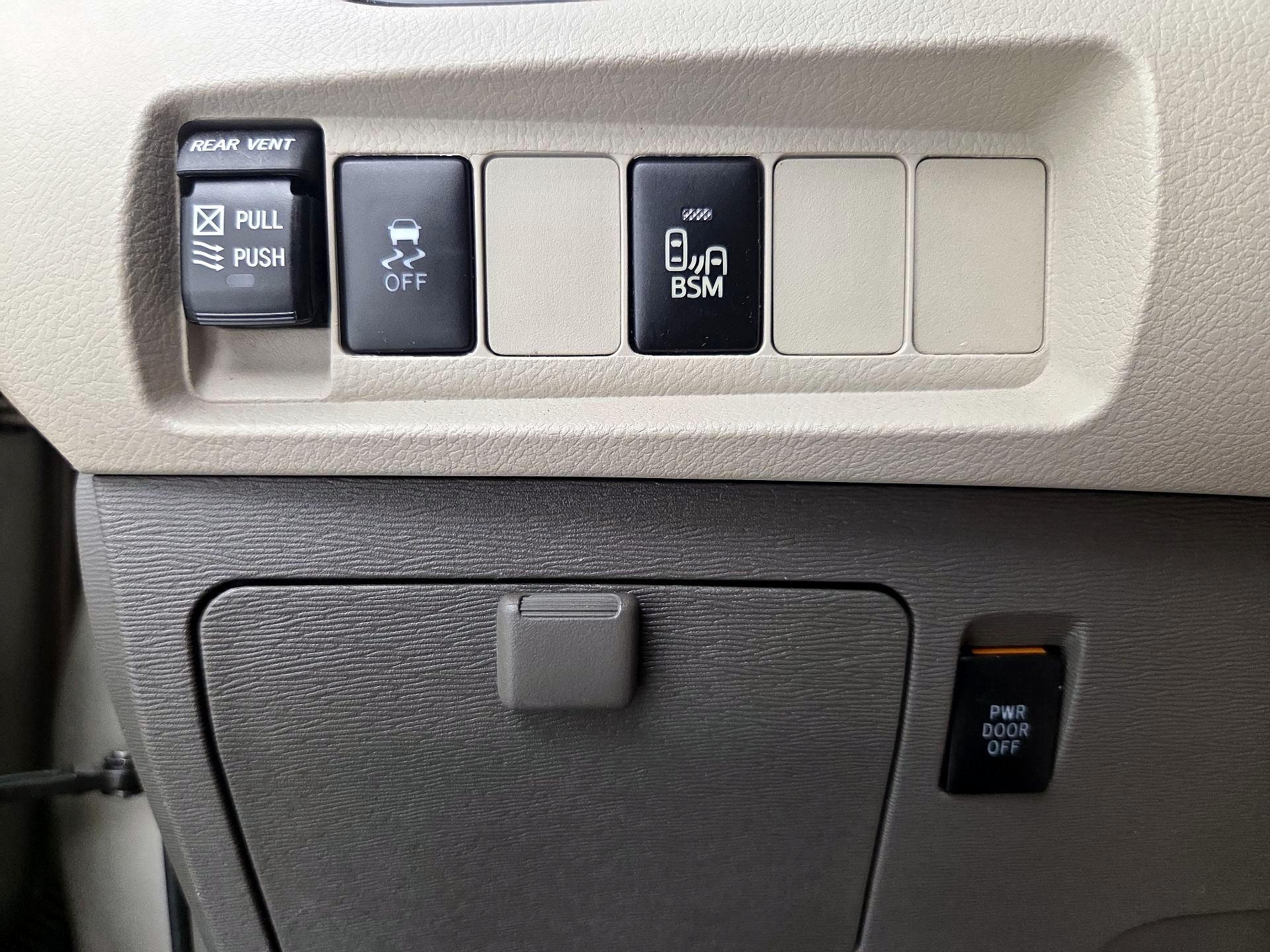 Thumbnail: 2017 Toyota Sienna - 13