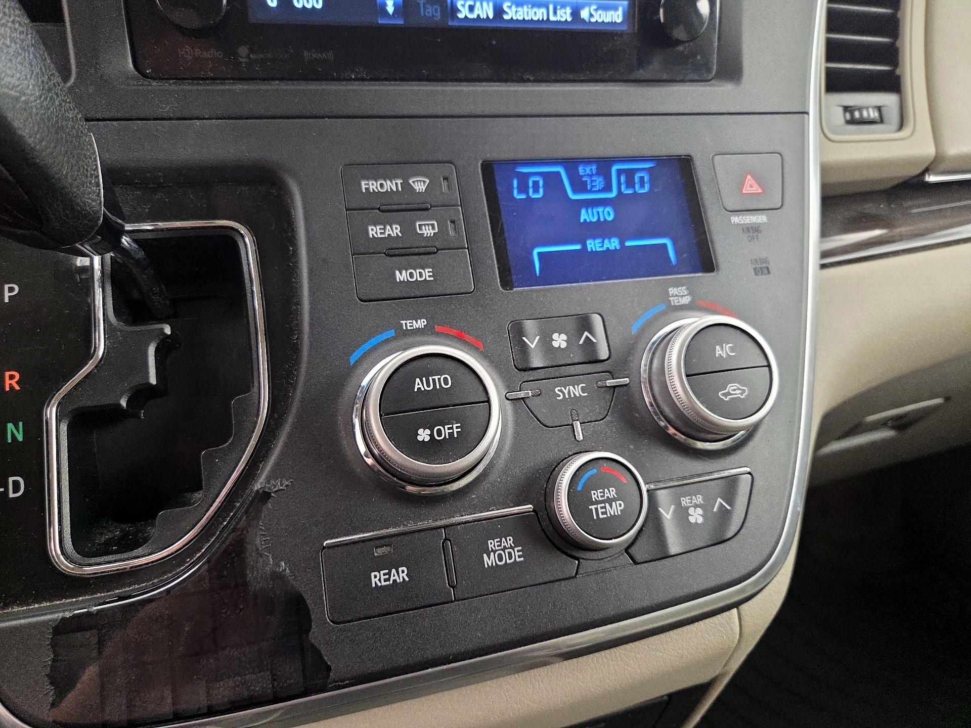 Thumbnail: 2017 Toyota Sienna - 16