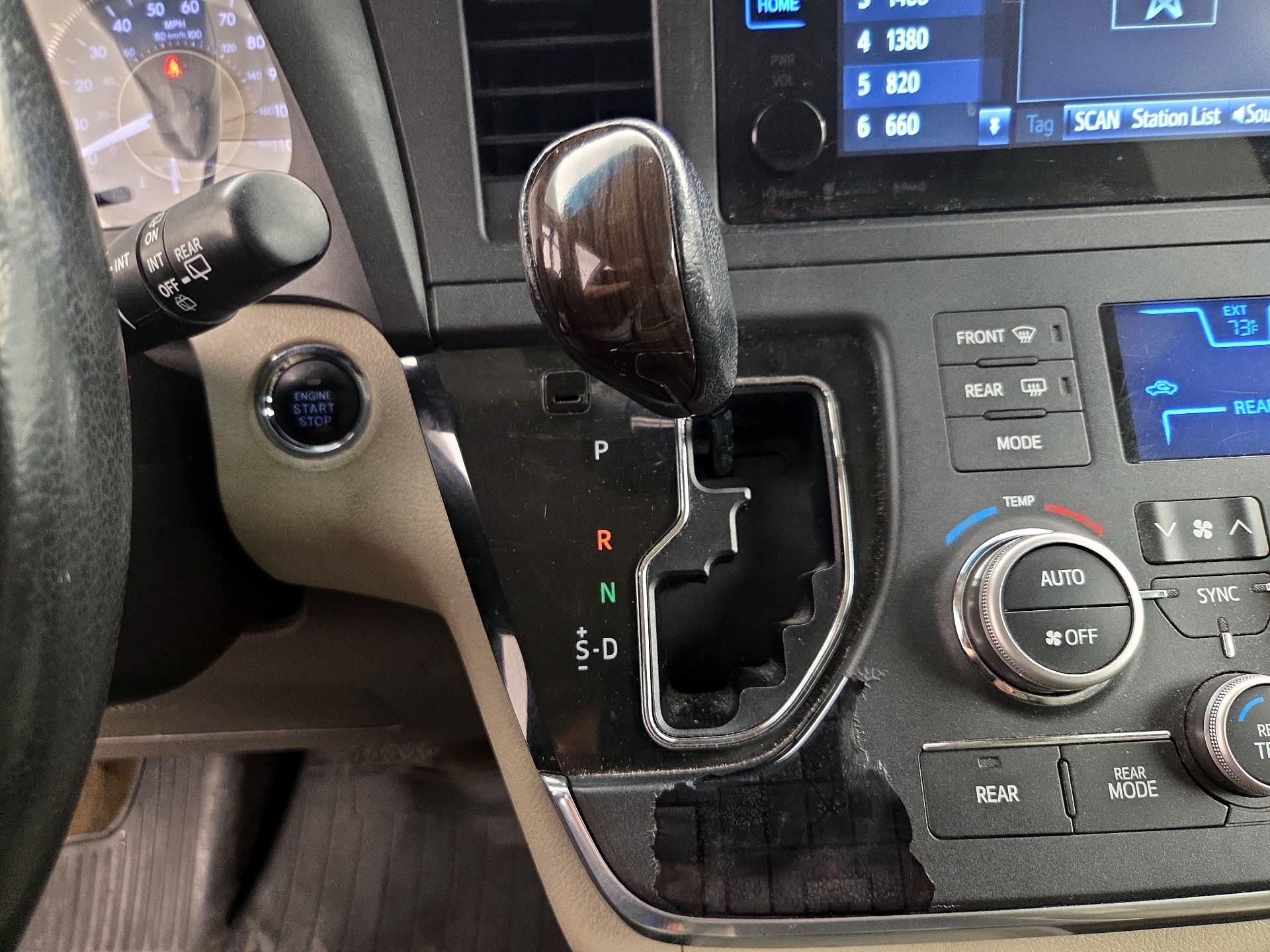 Thumbnail: 2017 Toyota Sienna - 17