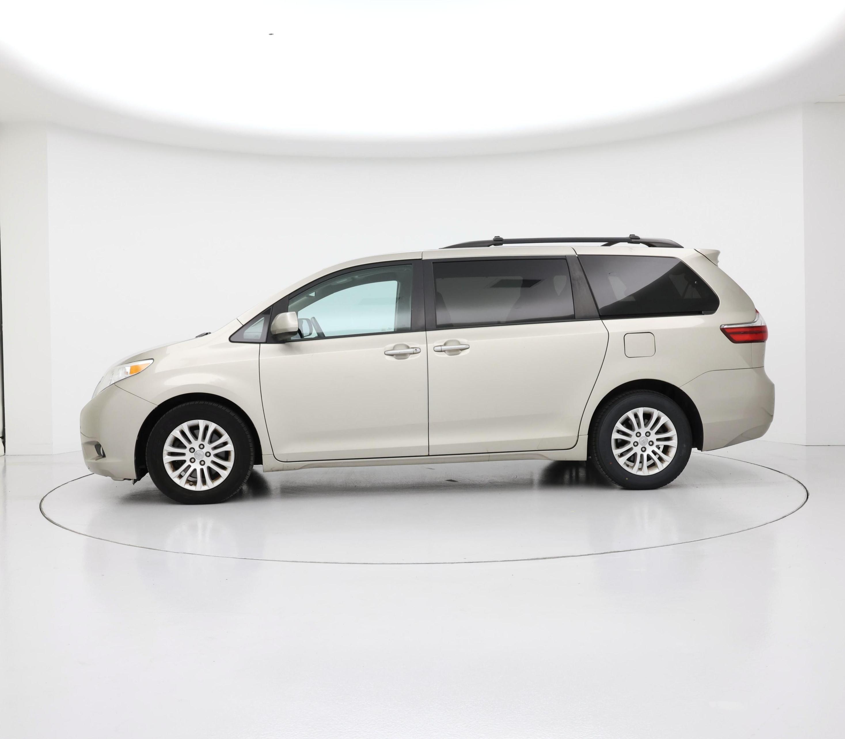 Thumbnail: 2017 Toyota Sienna - 3