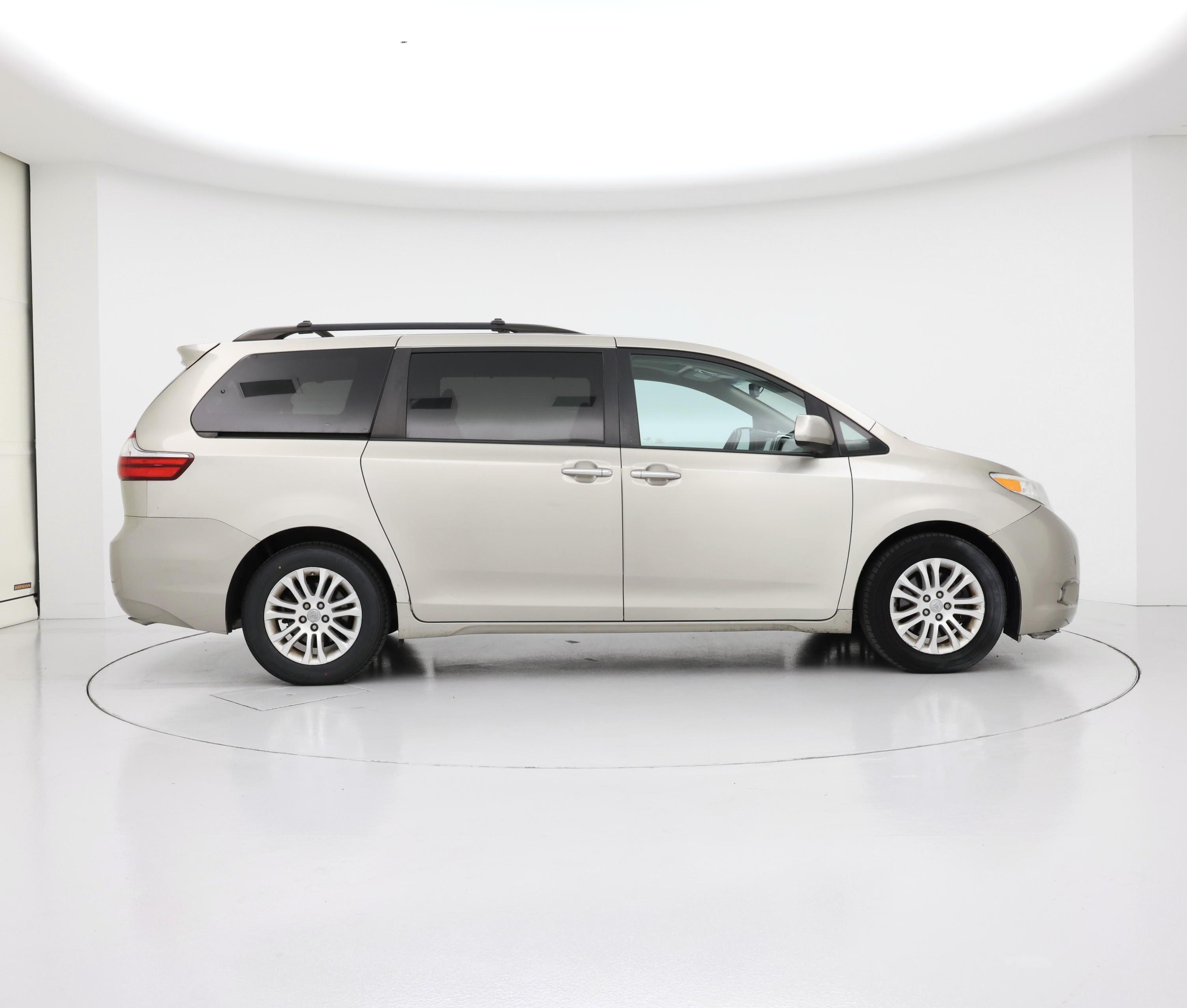 Thumbnail: 2017 Toyota Sienna - 7