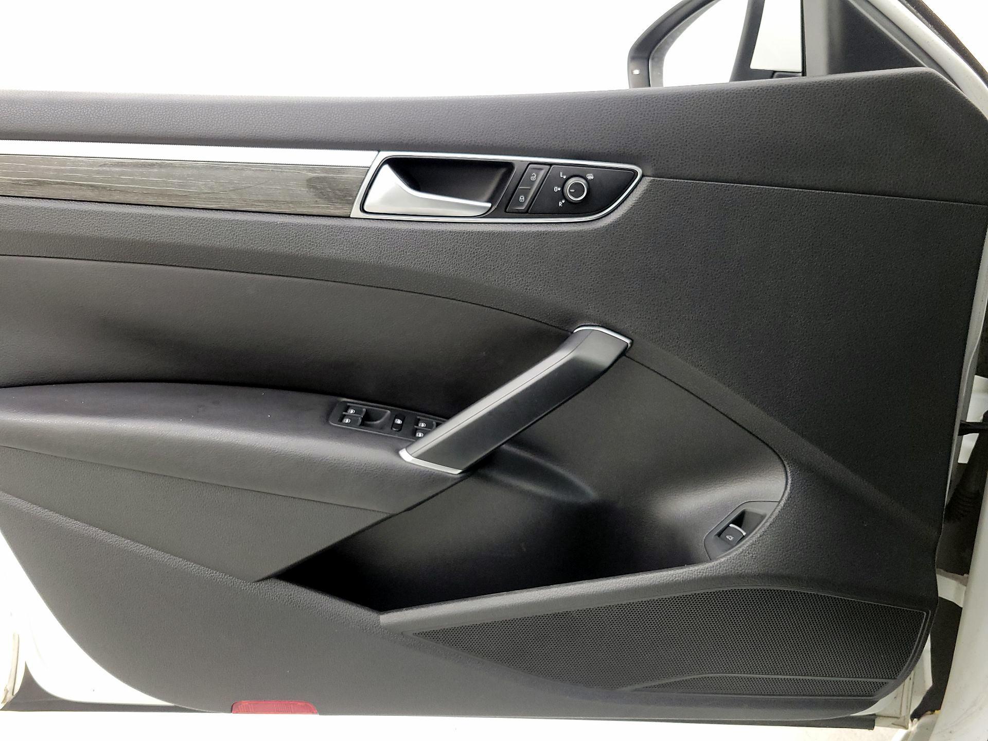 Thumbnail: 2016 Volkswagen Passat - 12