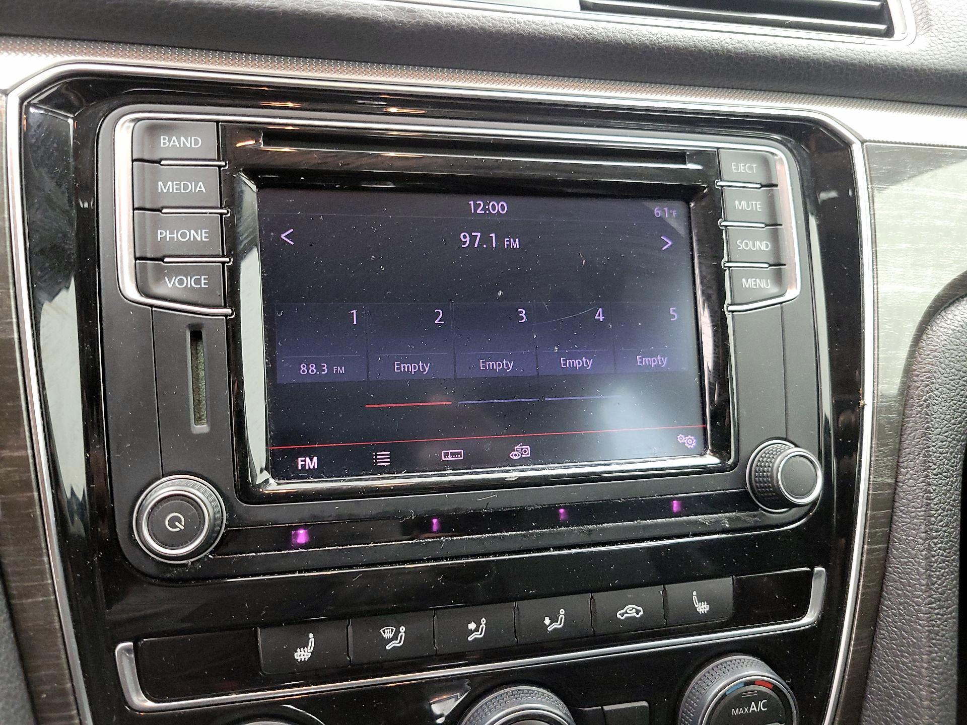 Thumbnail: 2016 Volkswagen Passat - 15