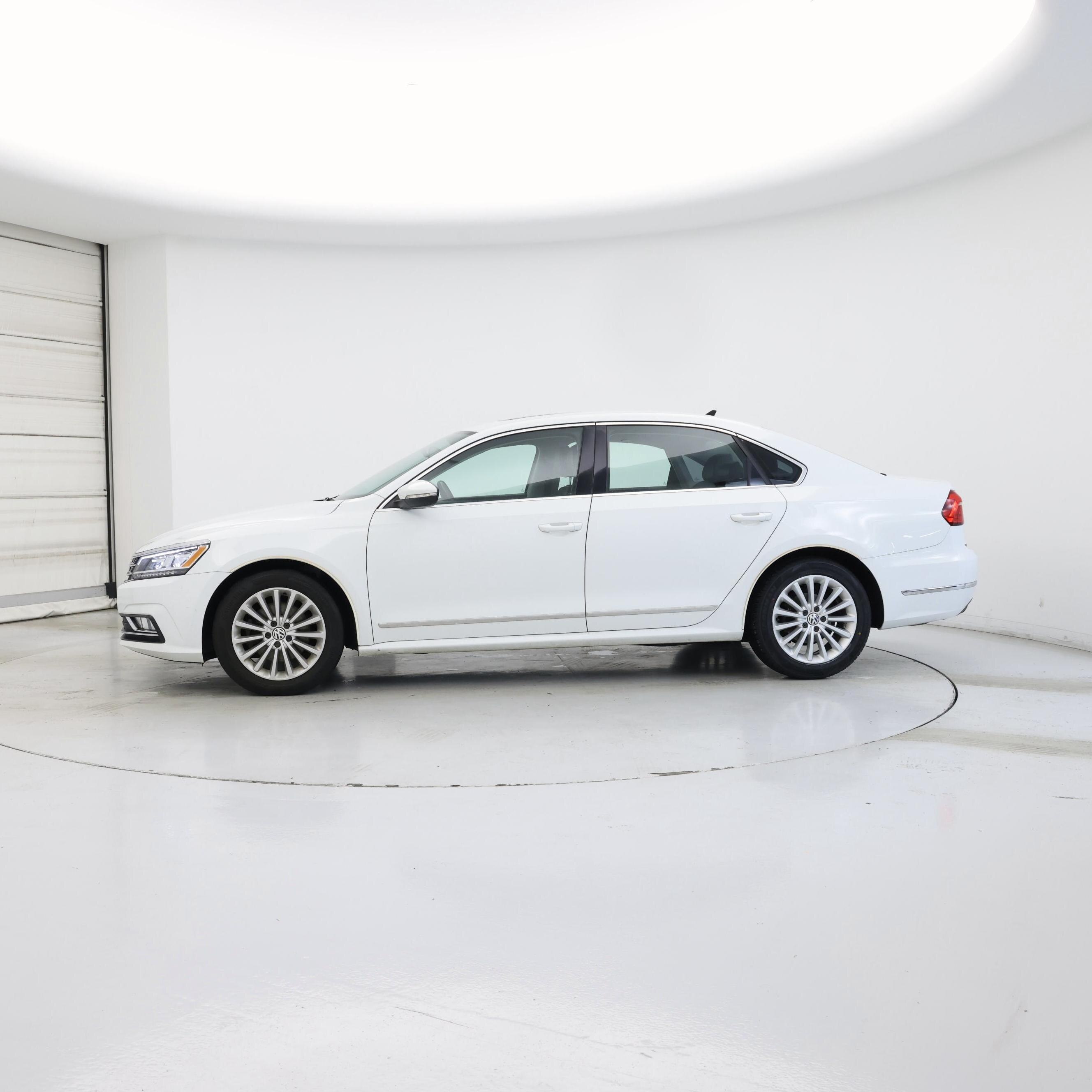 Thumbnail: 2016 Volkswagen Passat - 3