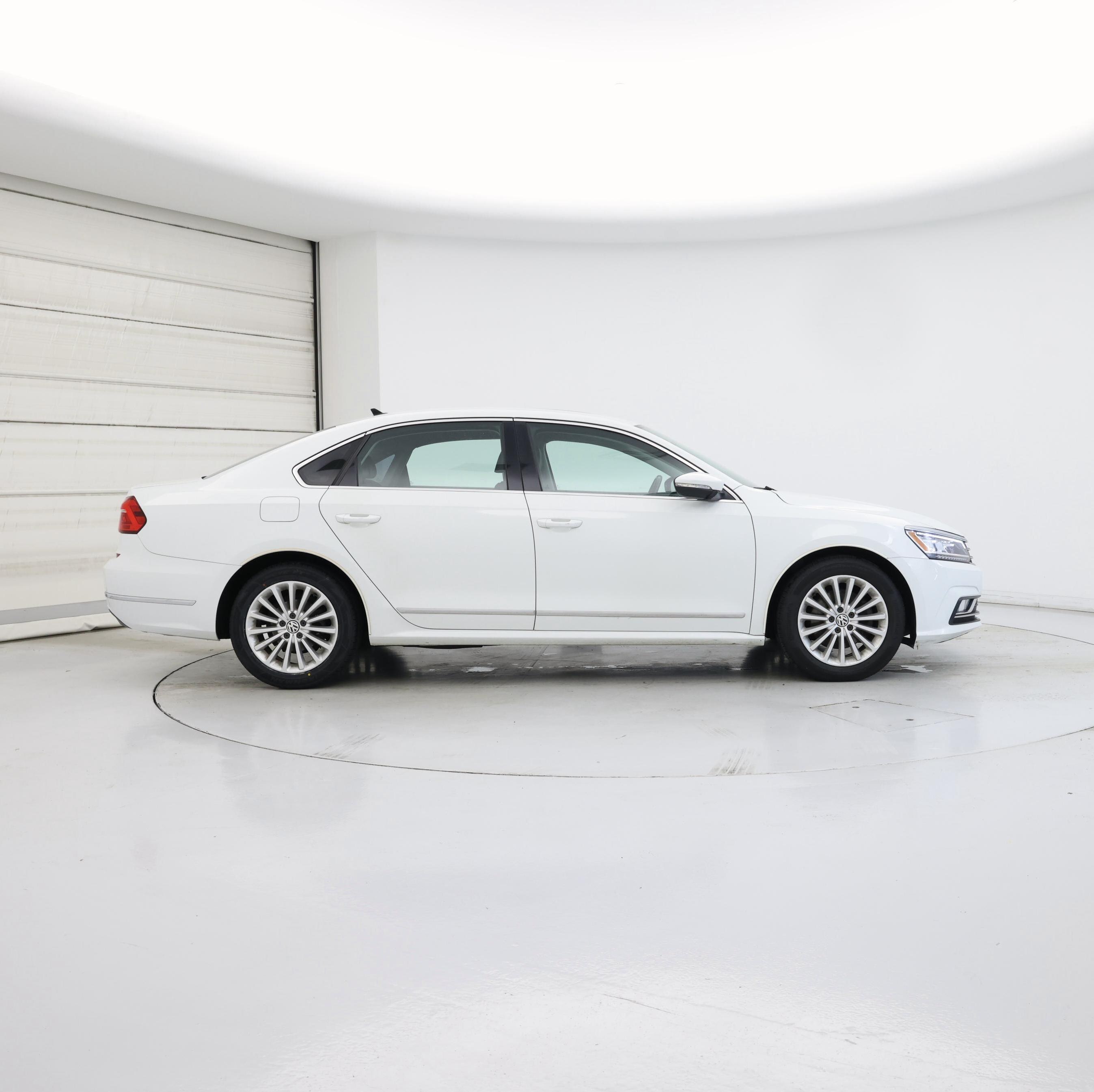 Thumbnail: 2016 Volkswagen Passat - 7