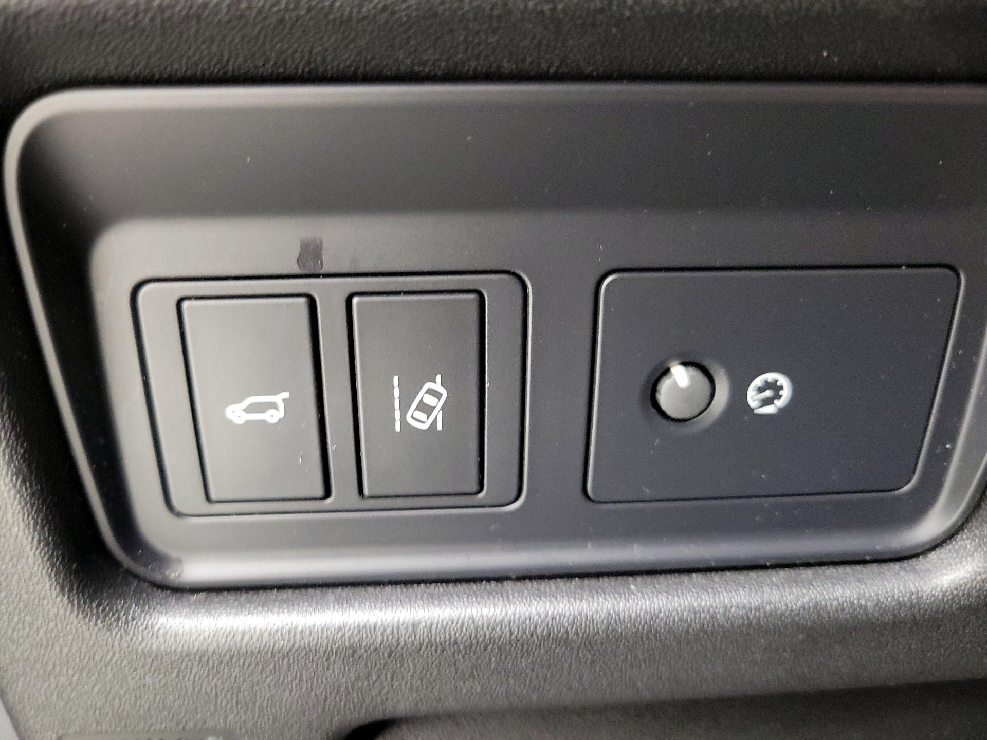 Thumbnail: 2019 Land Rover Discovery Sport - 13