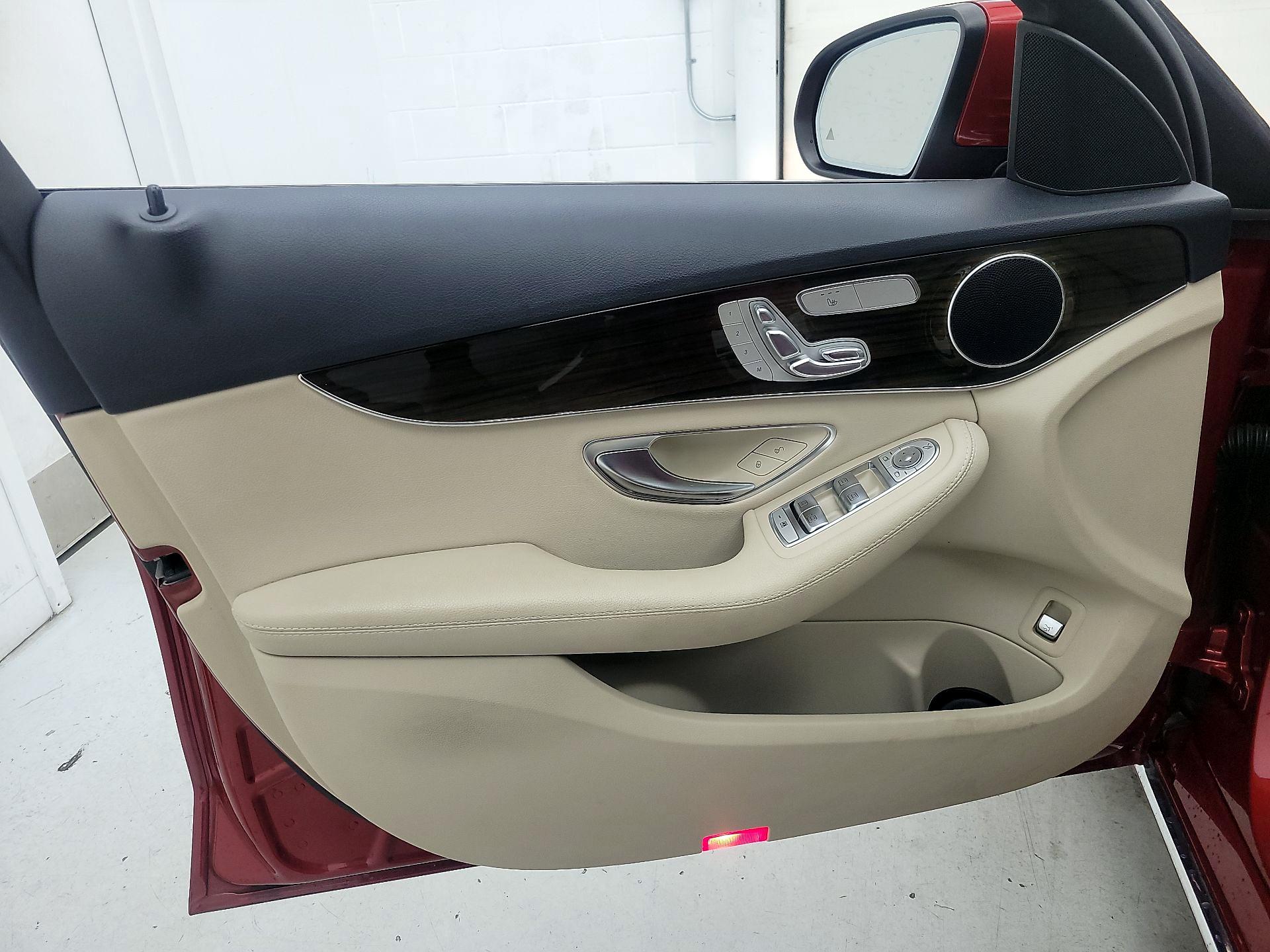 Thumbnail: 2016 Mercedes-Benz C-Class - 12