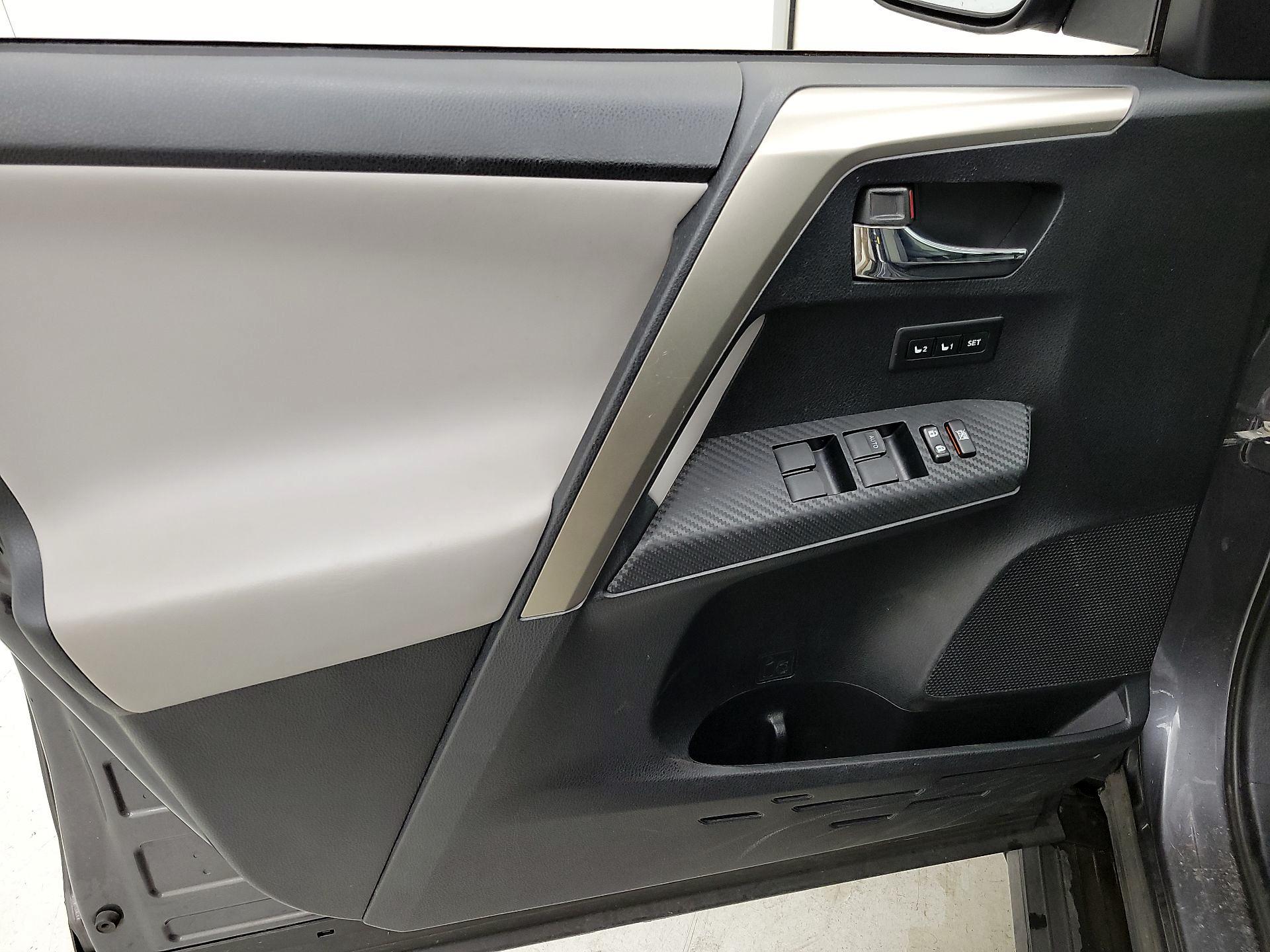 Thumbnail: 2015 Toyota RAV4 - 12