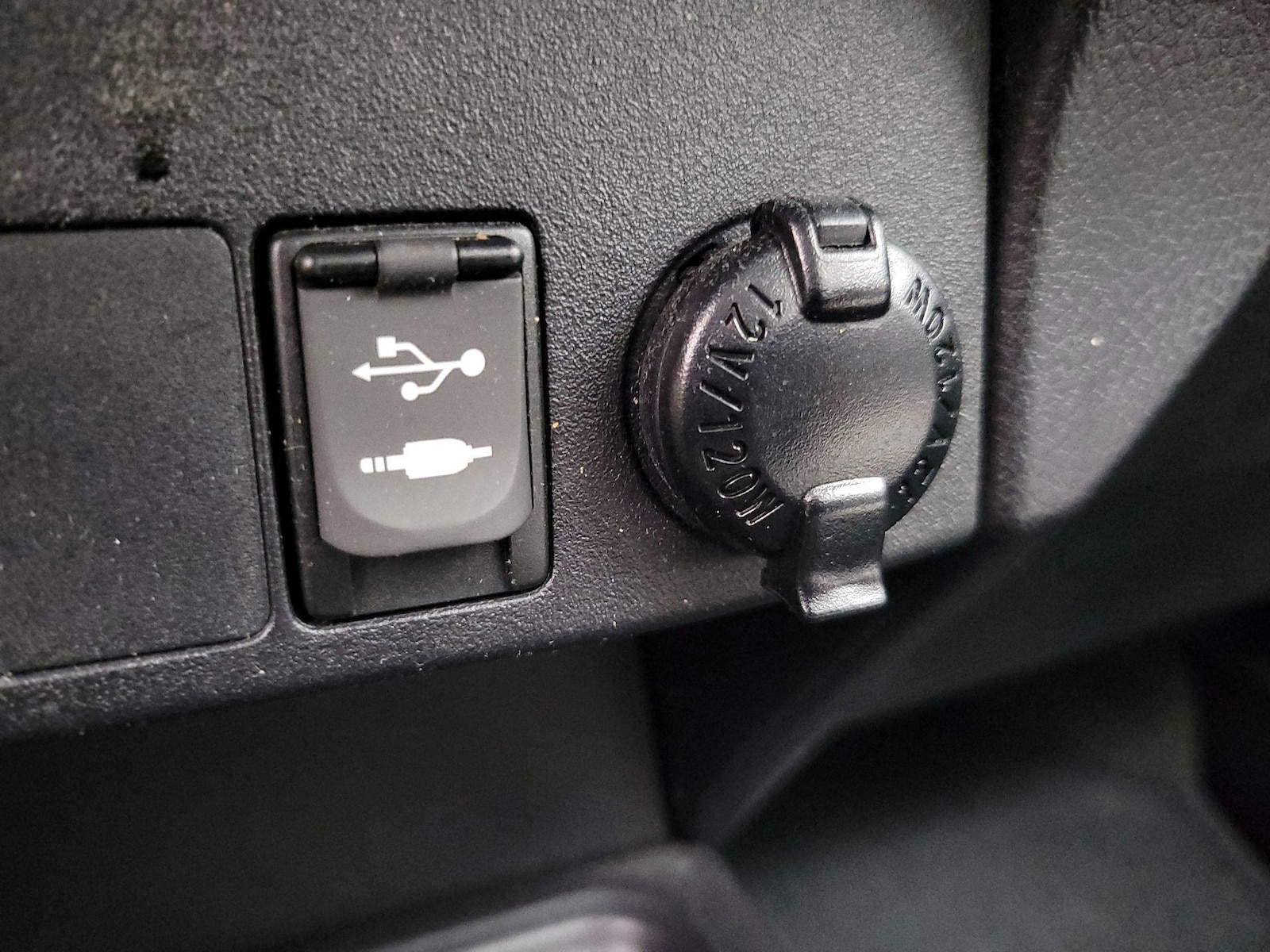 2015 Toyota RAV4 Limited - Photo 19