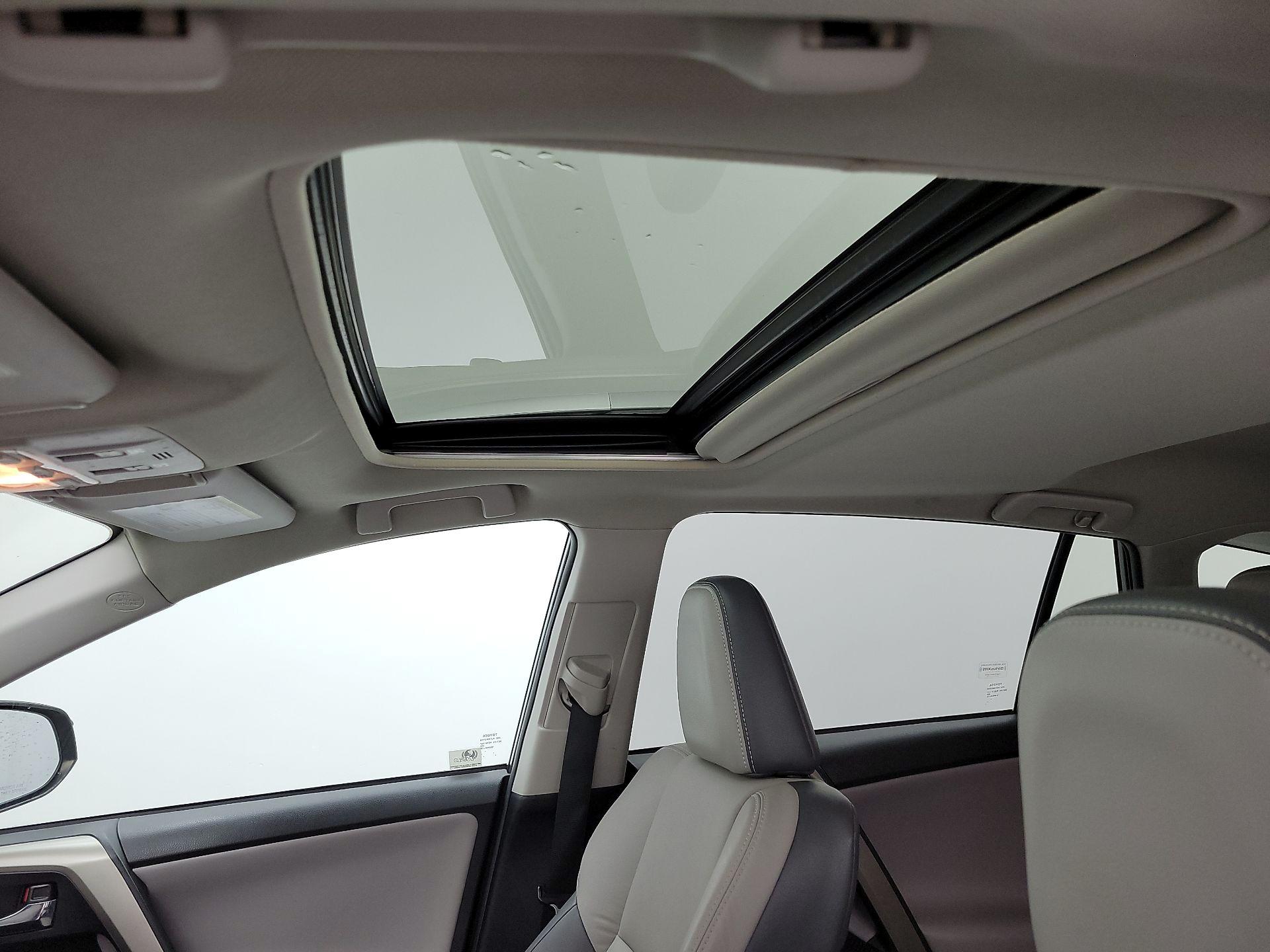 Thumbnail: 2015 Toyota RAV4 - 19