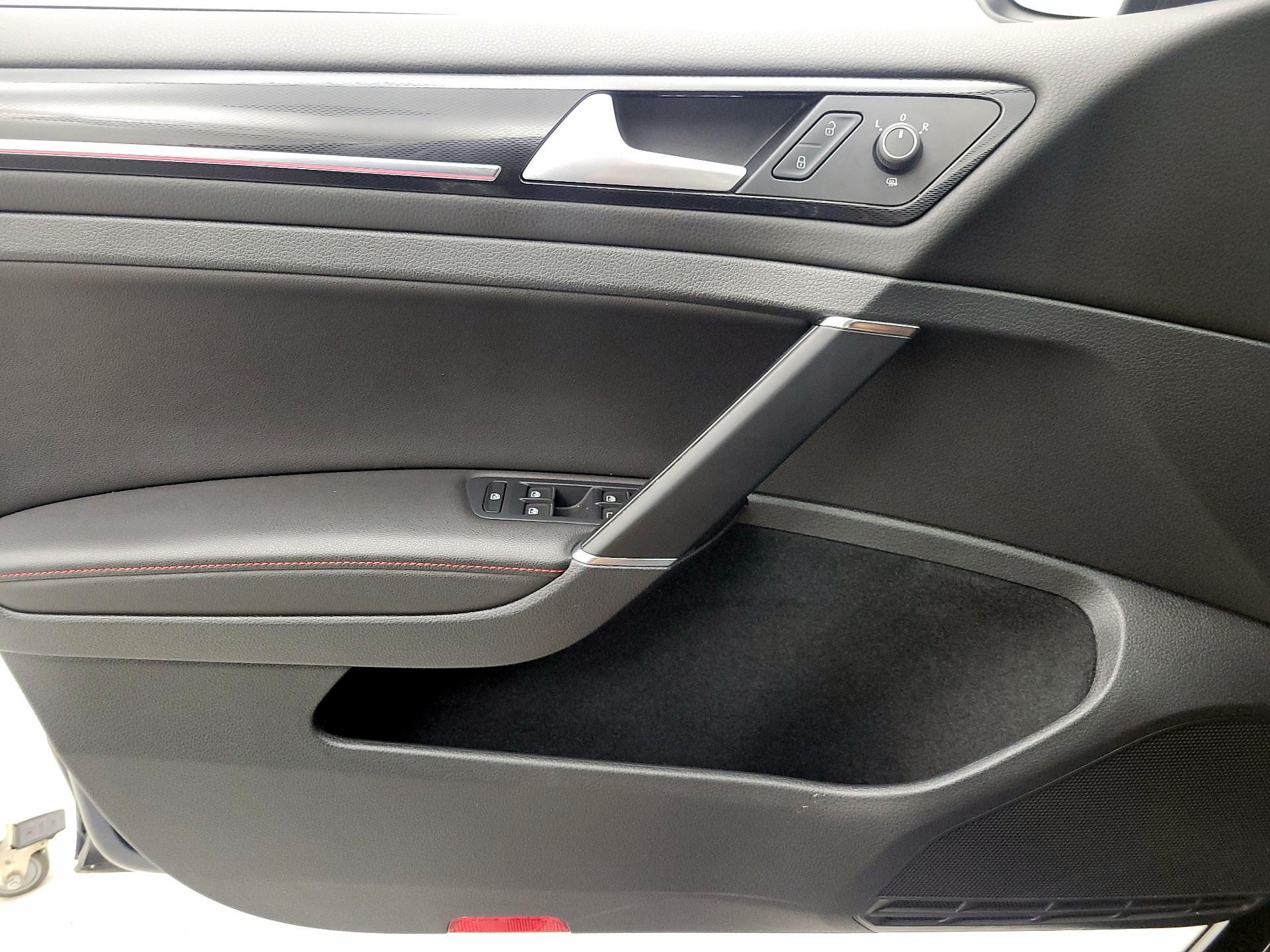 Thumbnail: 2016 Volkswagen Golf - 12