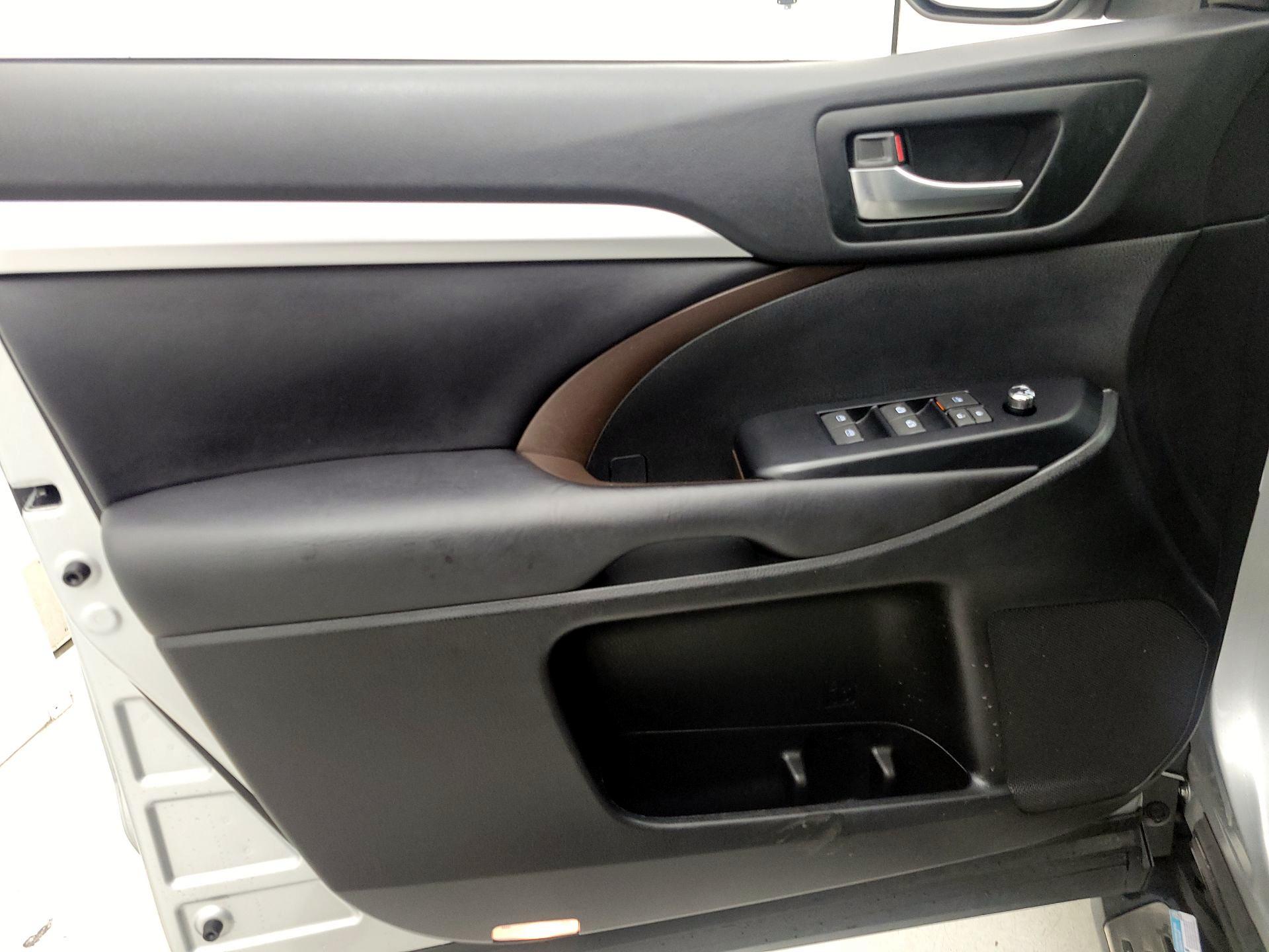 Thumbnail: 2019 Toyota Highlander - 12