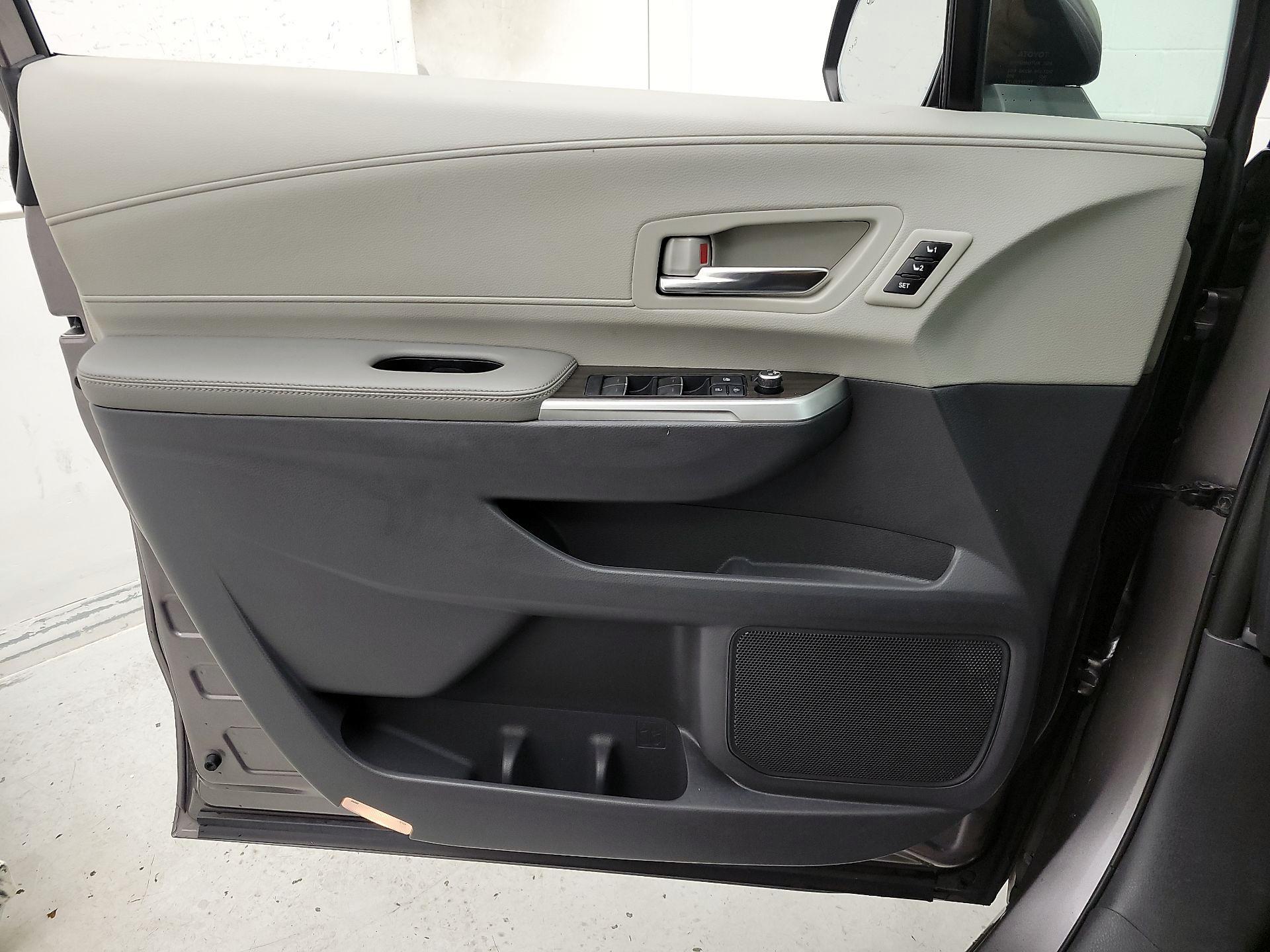 Thumbnail: 2021 Toyota Sienna - 12