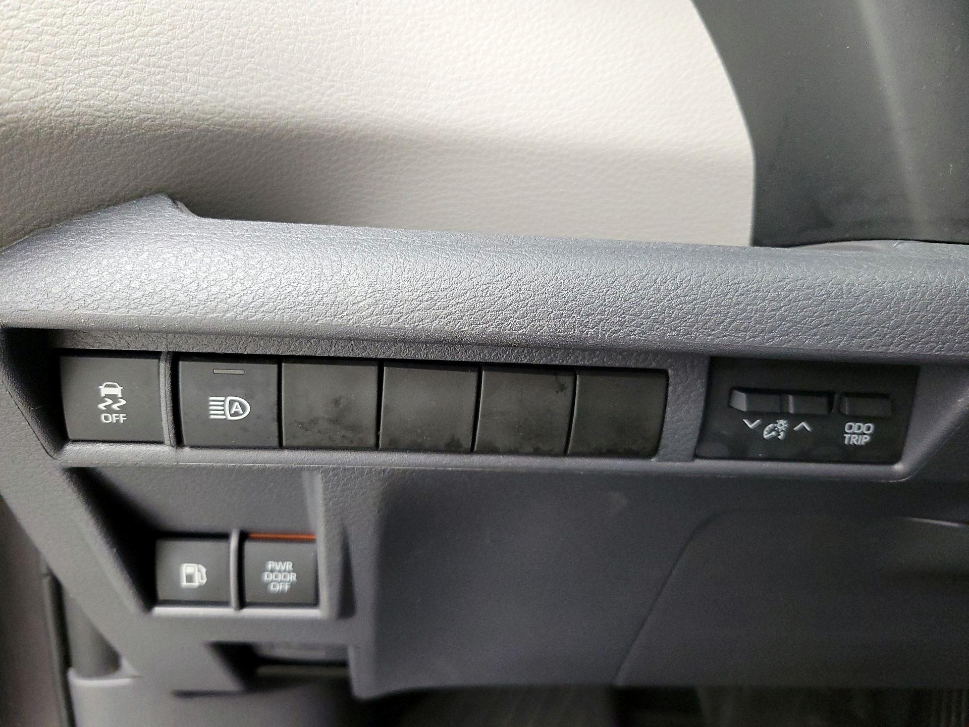 Thumbnail: 2021 Toyota Sienna - 13