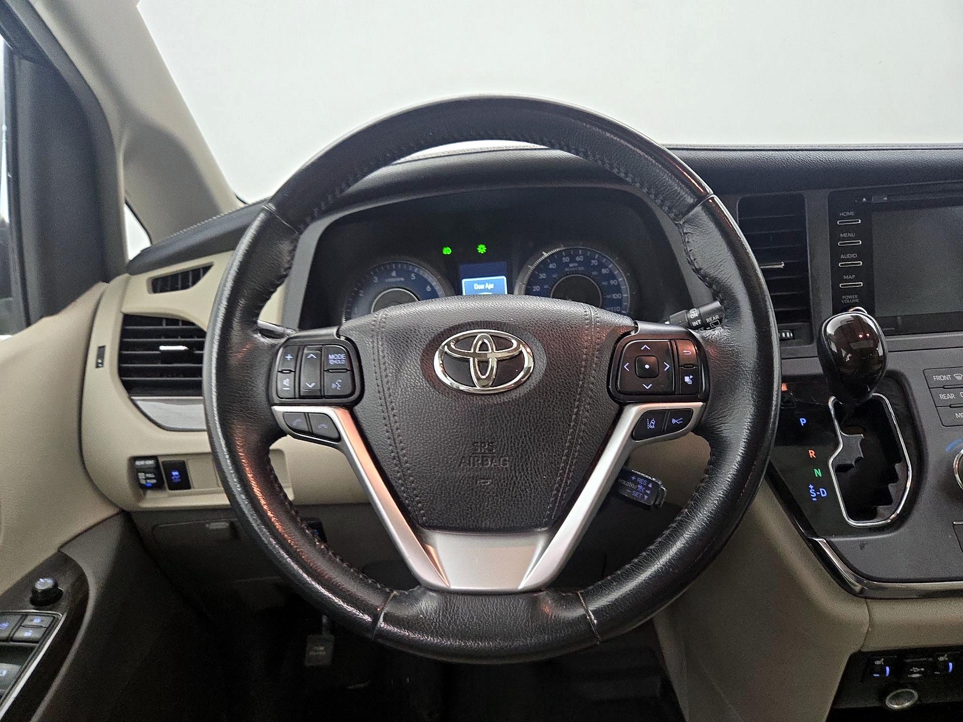 Thumbnail: 2019 Toyota Sienna - 10