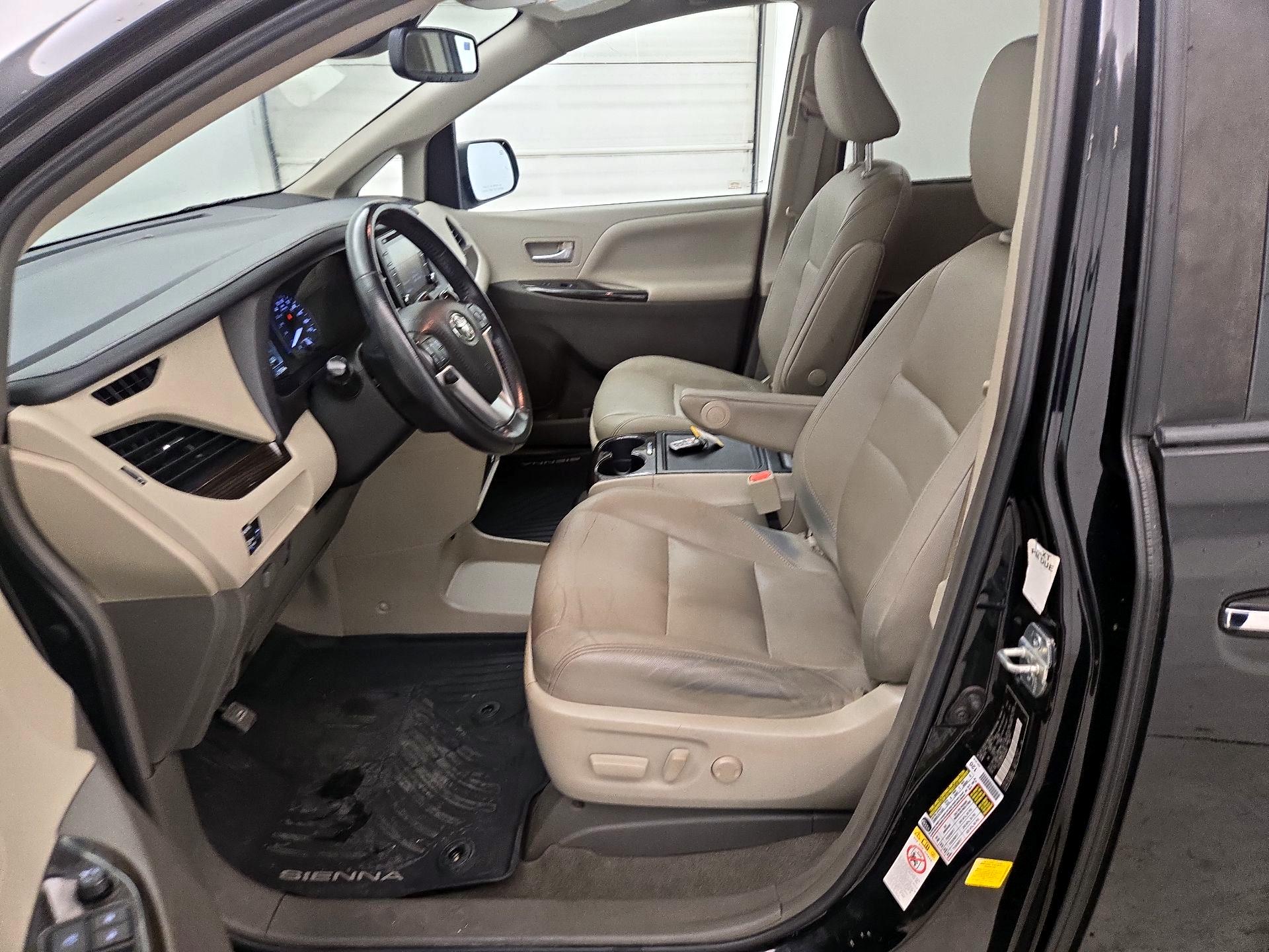 Thumbnail: 2019 Toyota Sienna - 11