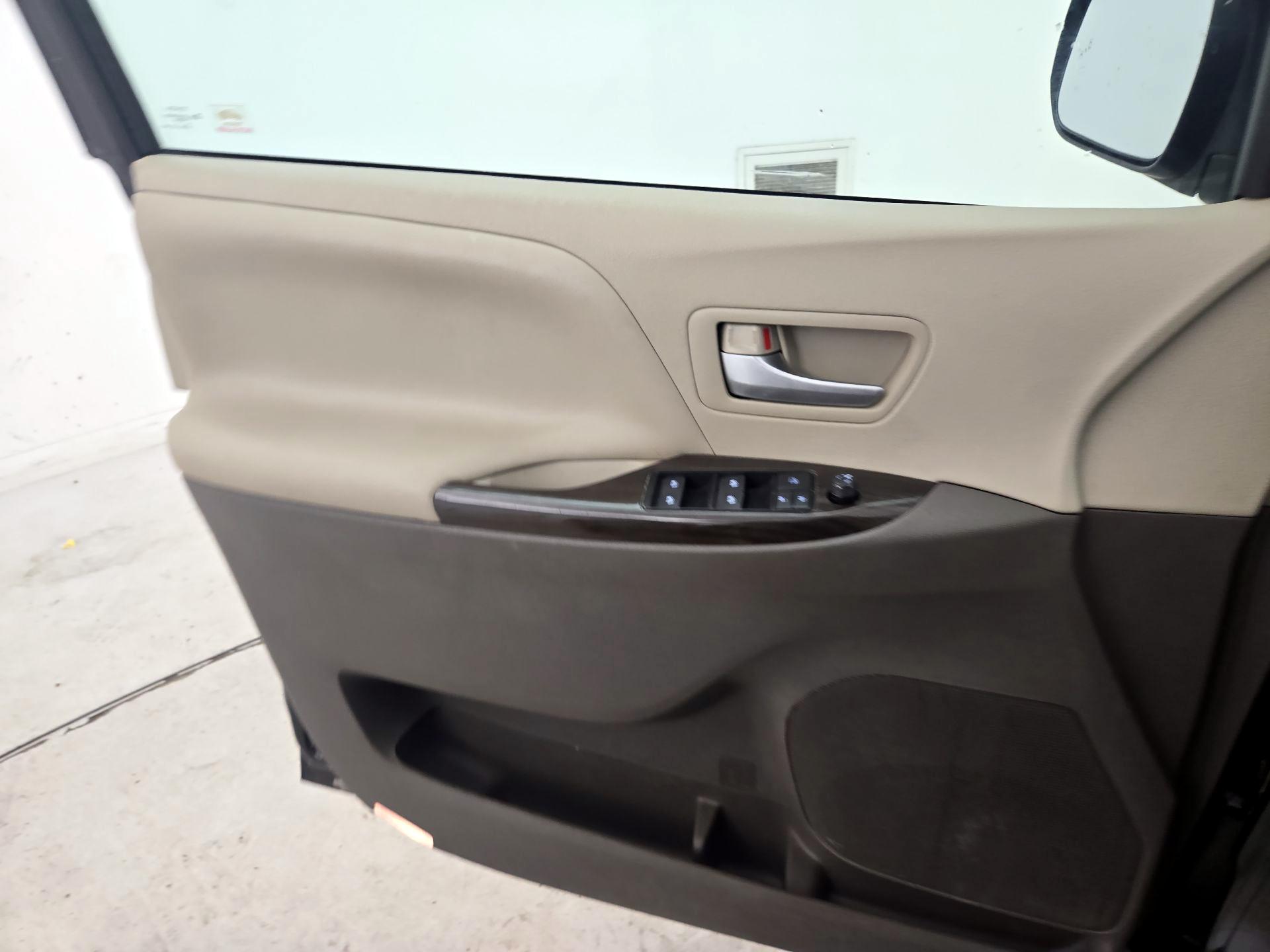 Thumbnail: 2019 Toyota Sienna - 12