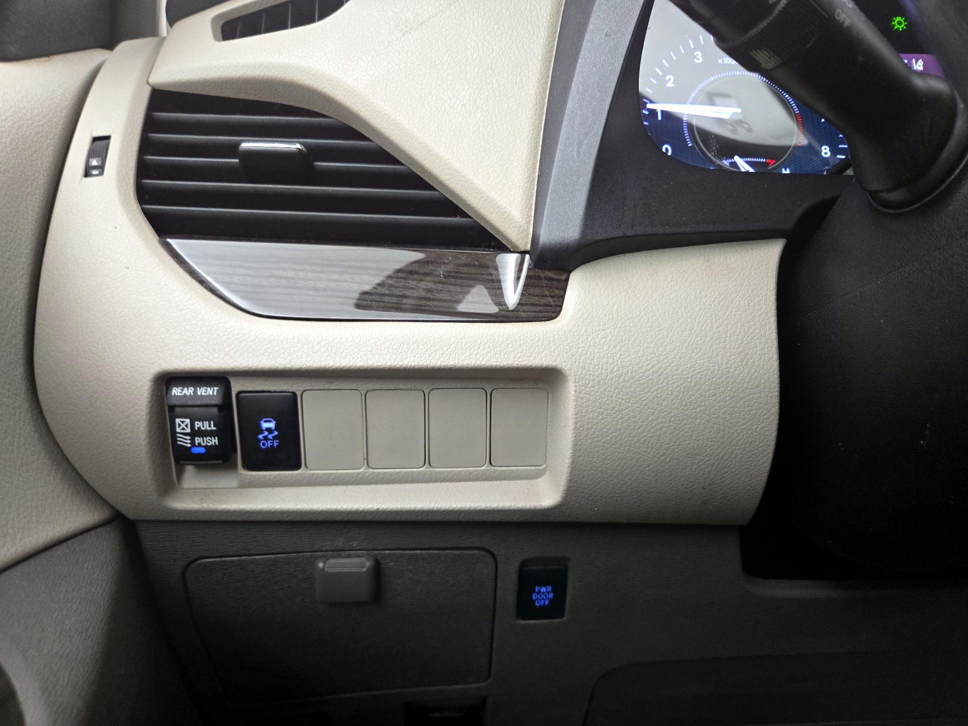 Thumbnail: 2019 Toyota Sienna - 13