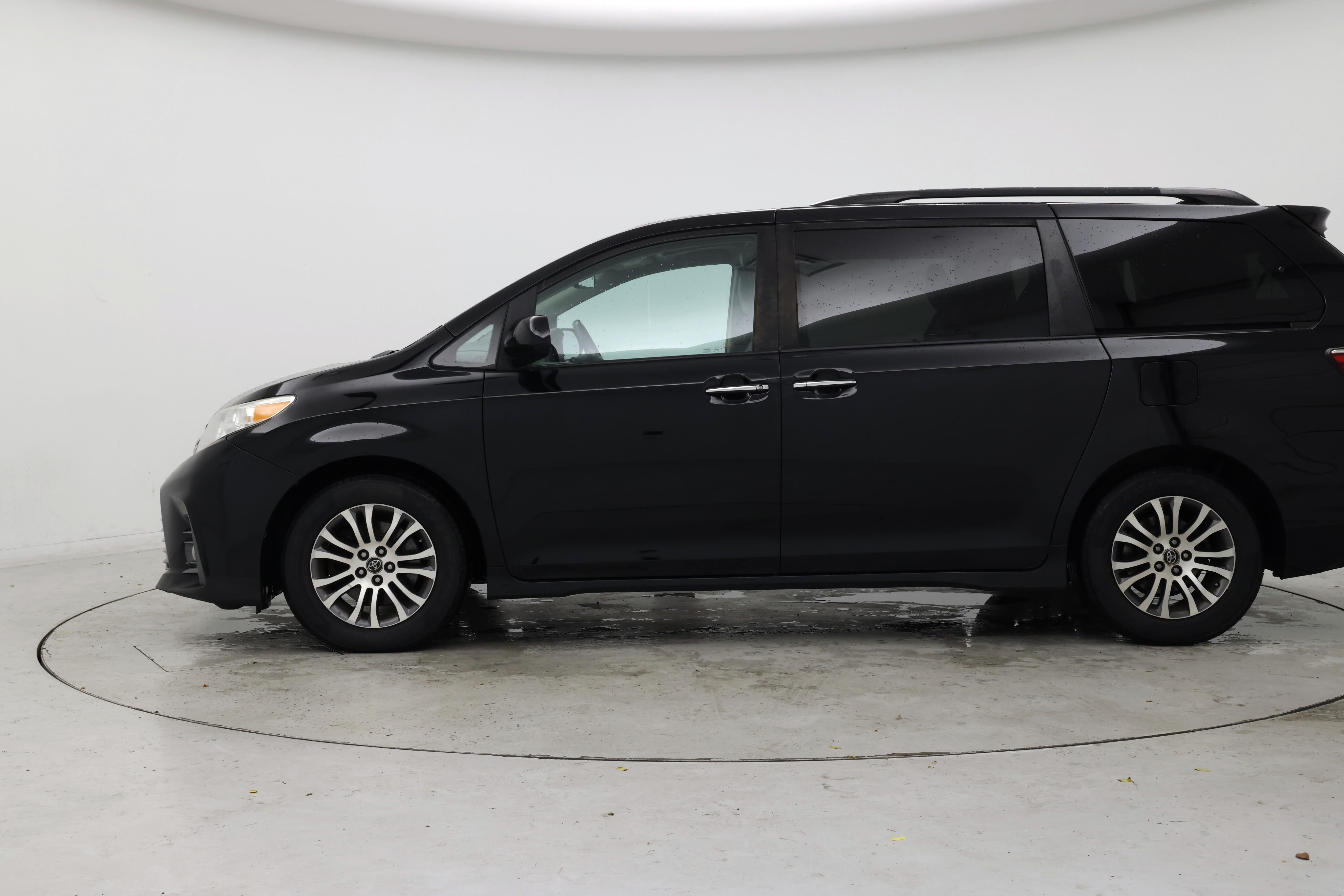 Thumbnail: 2019 Toyota Sienna - 3