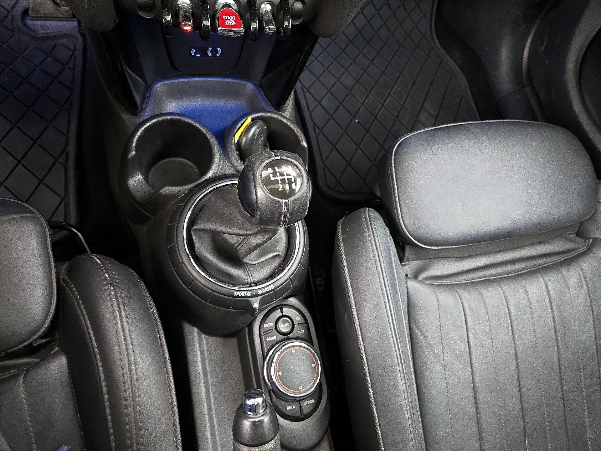 Thumbnail: 2016 MINI Cooper Hardtop - 17