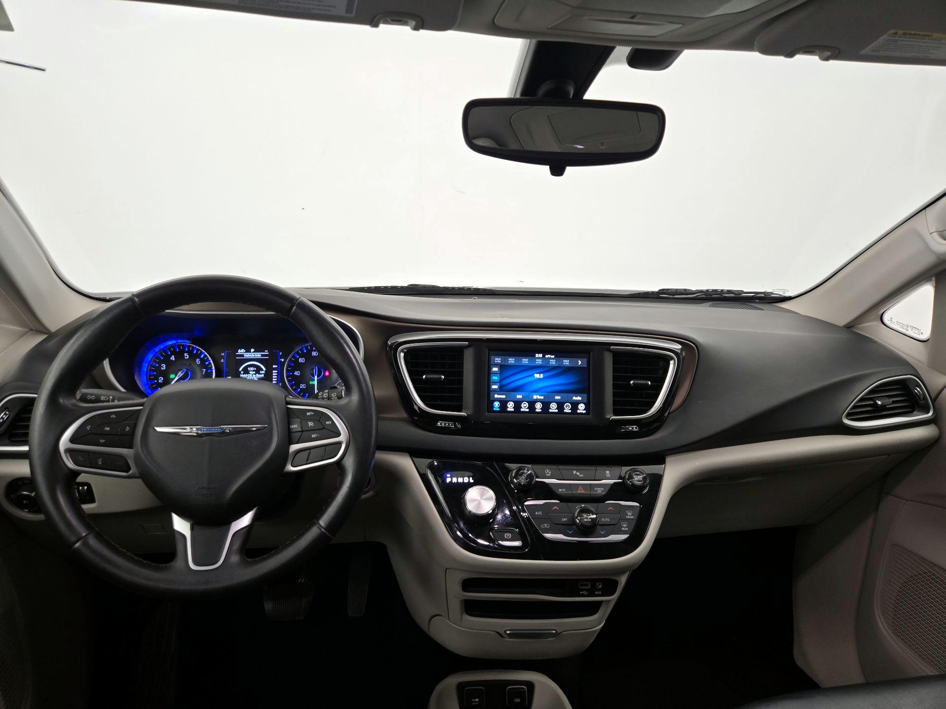 Thumbnail: 2018 Chrysler Pacifica - 9
