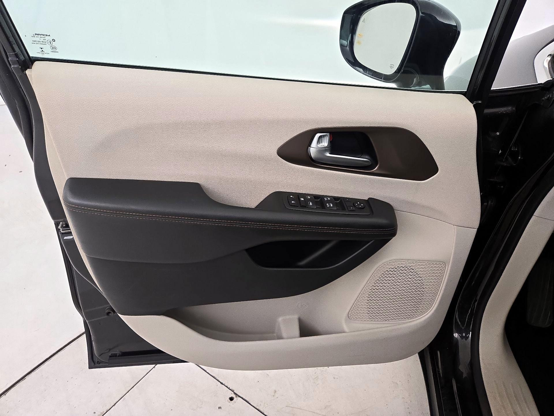 Thumbnail: 2018 Chrysler Pacifica - 12