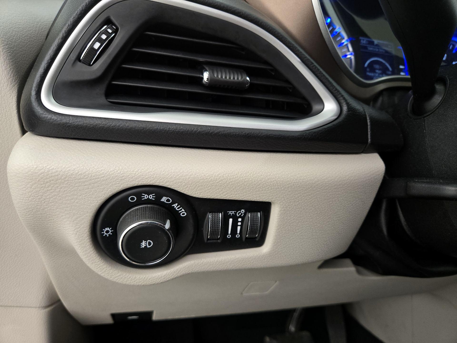Thumbnail: 2018 Chrysler Pacifica - 13